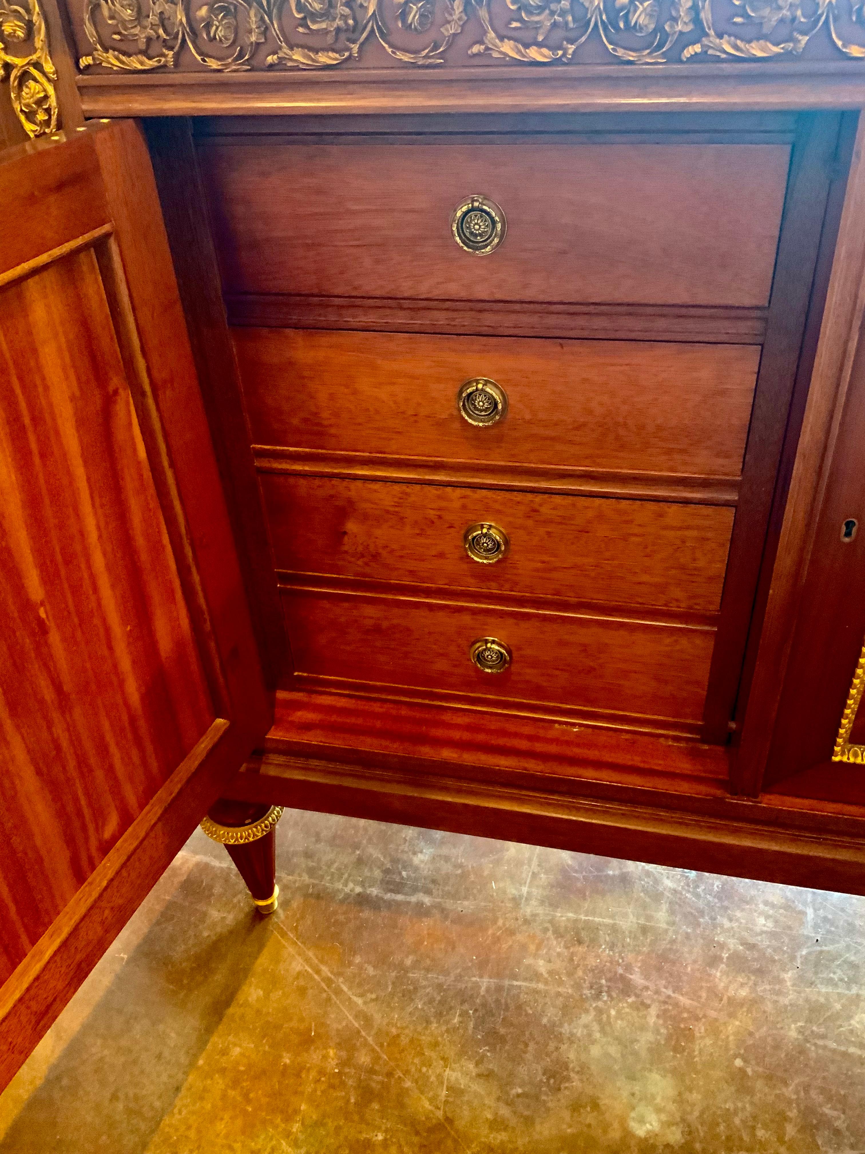 Credenza francese in stile Luigi XVI in mogano con montature in bronzo dorato, marmo bianco in vendita 4