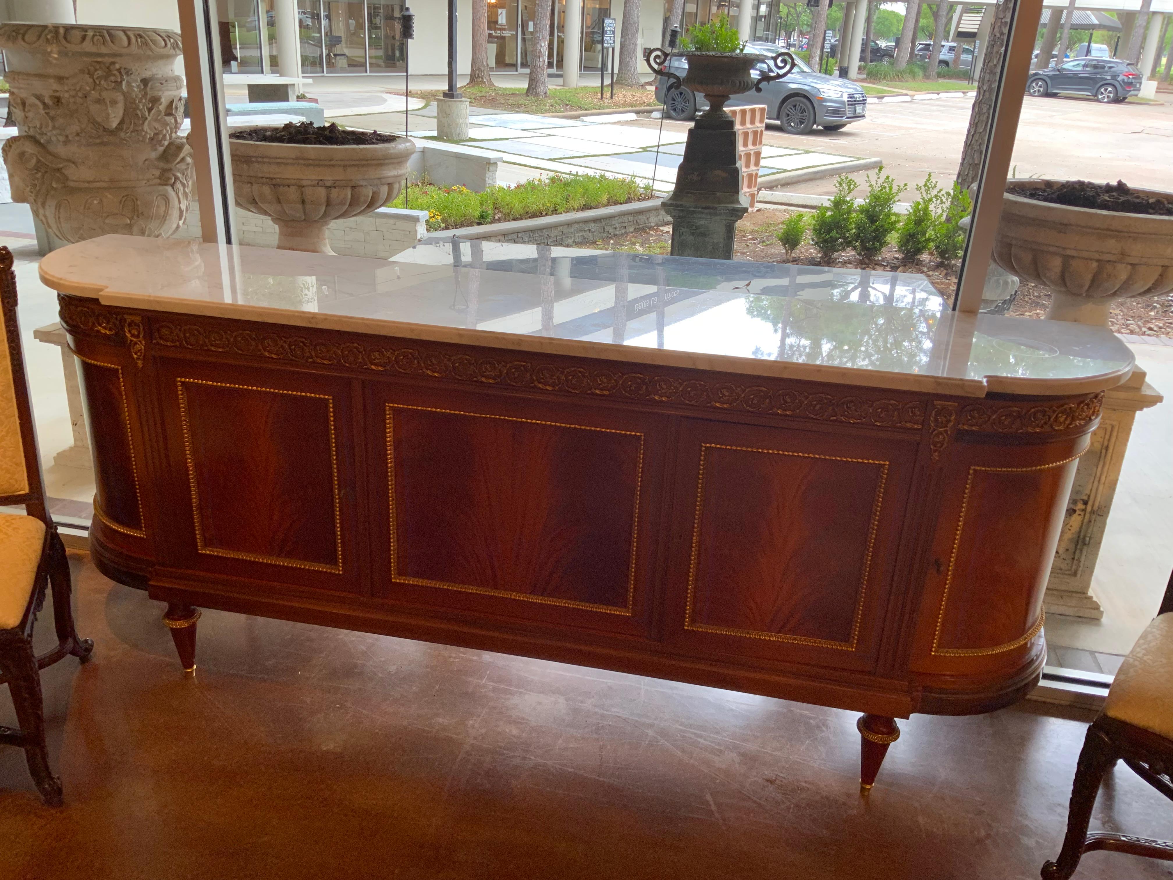 Francese Credenza francese in stile Luigi XVI in mogano con montature in bronzo dorato, marmo bianco in vendita
