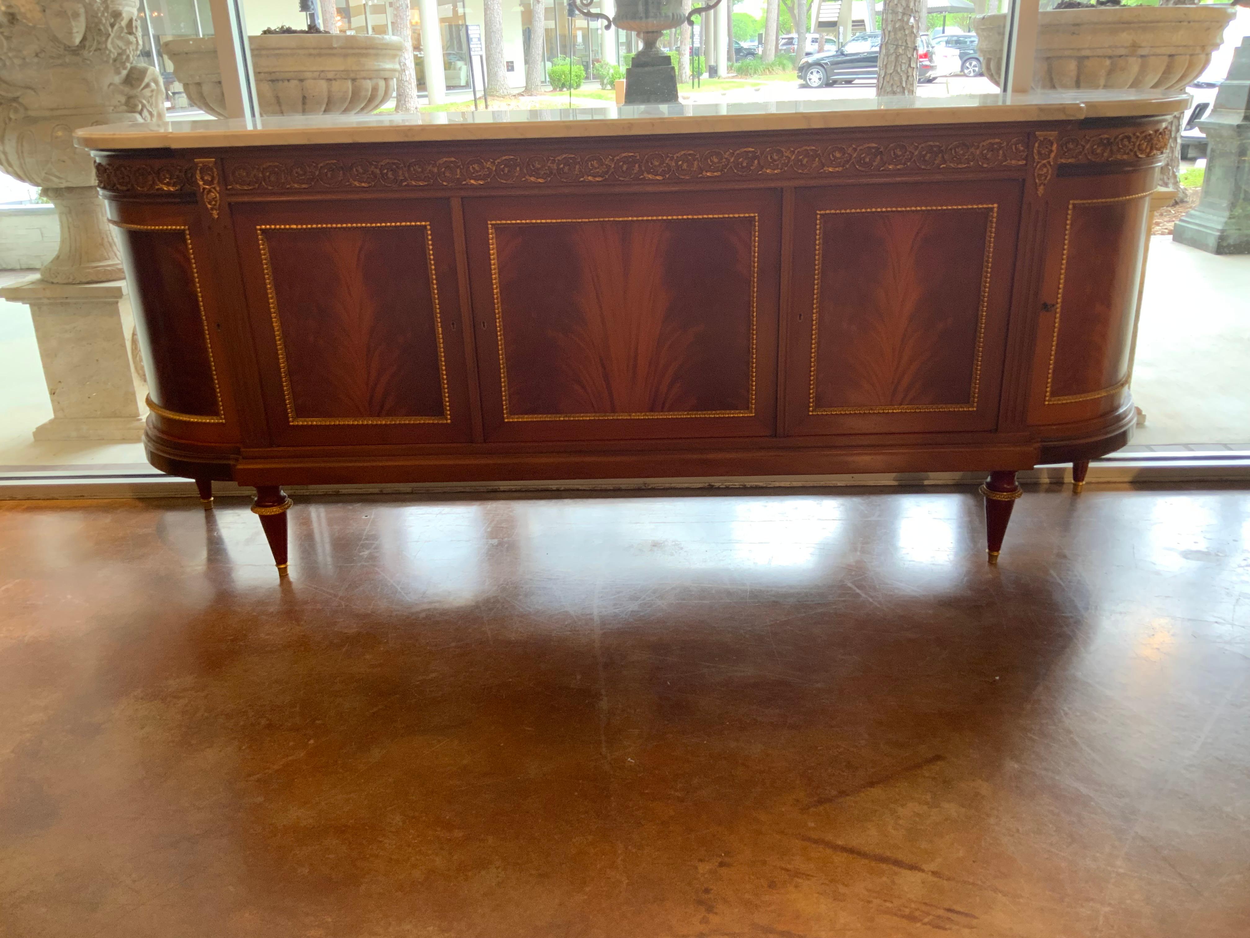 Credenza francese in stile Luigi XVI in mogano con montature in bronzo dorato, marmo bianco In condizioni ottime in vendita a Houston, TX