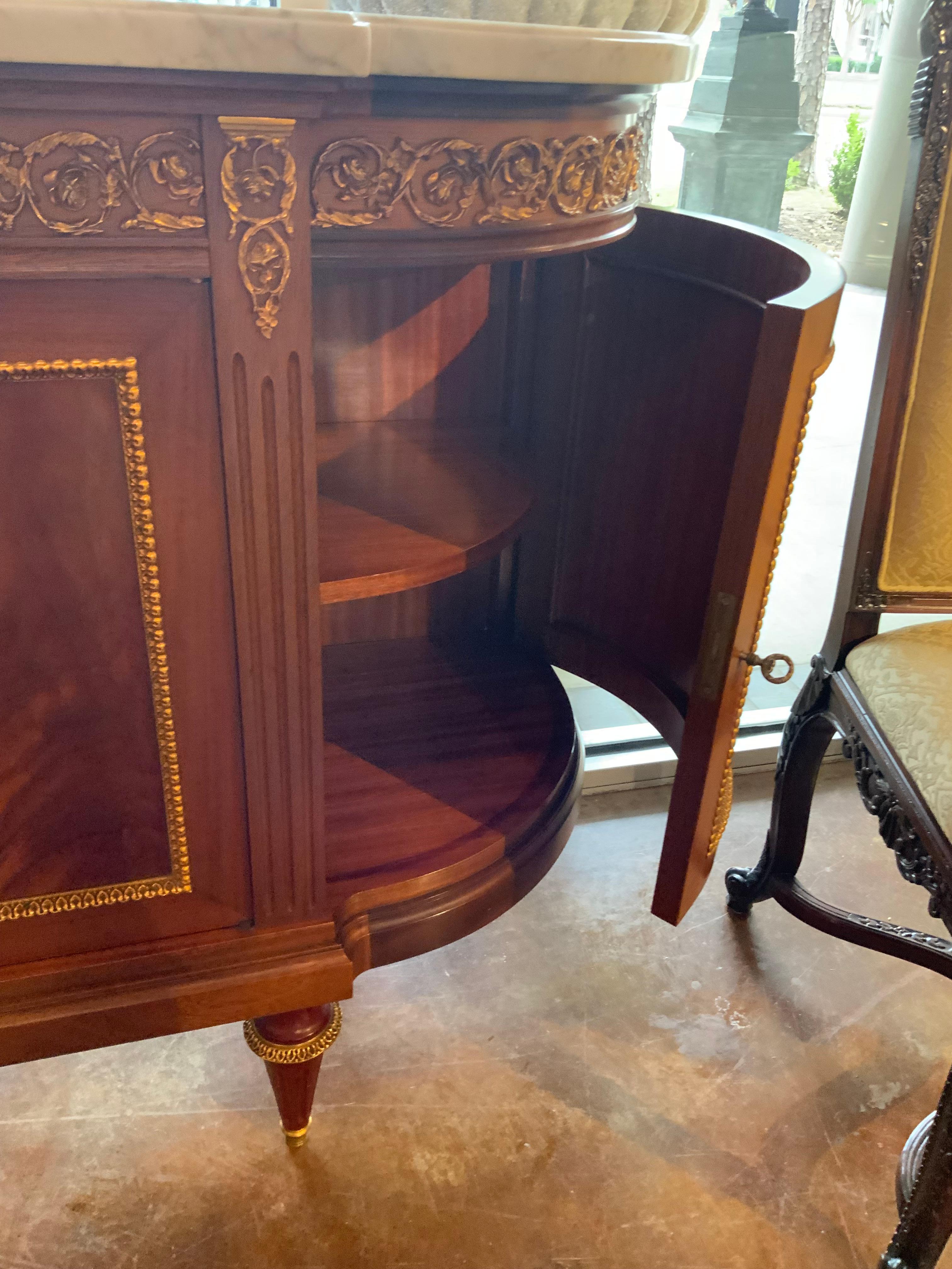 XX secolo Credenza francese in stile Luigi XVI in mogano con montature in bronzo dorato, marmo bianco in vendita