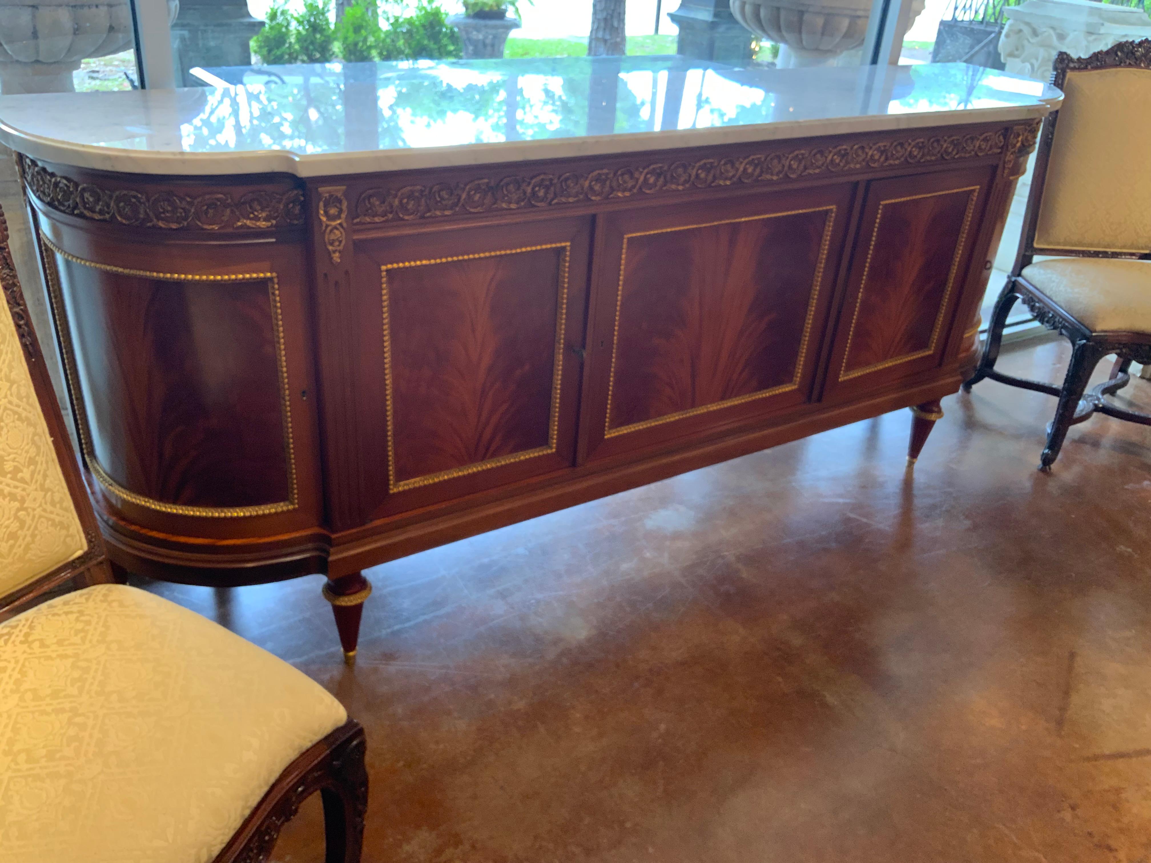 Mogano Credenza francese in stile Luigi XVI in mogano con montature in bronzo dorato, marmo bianco in vendita
