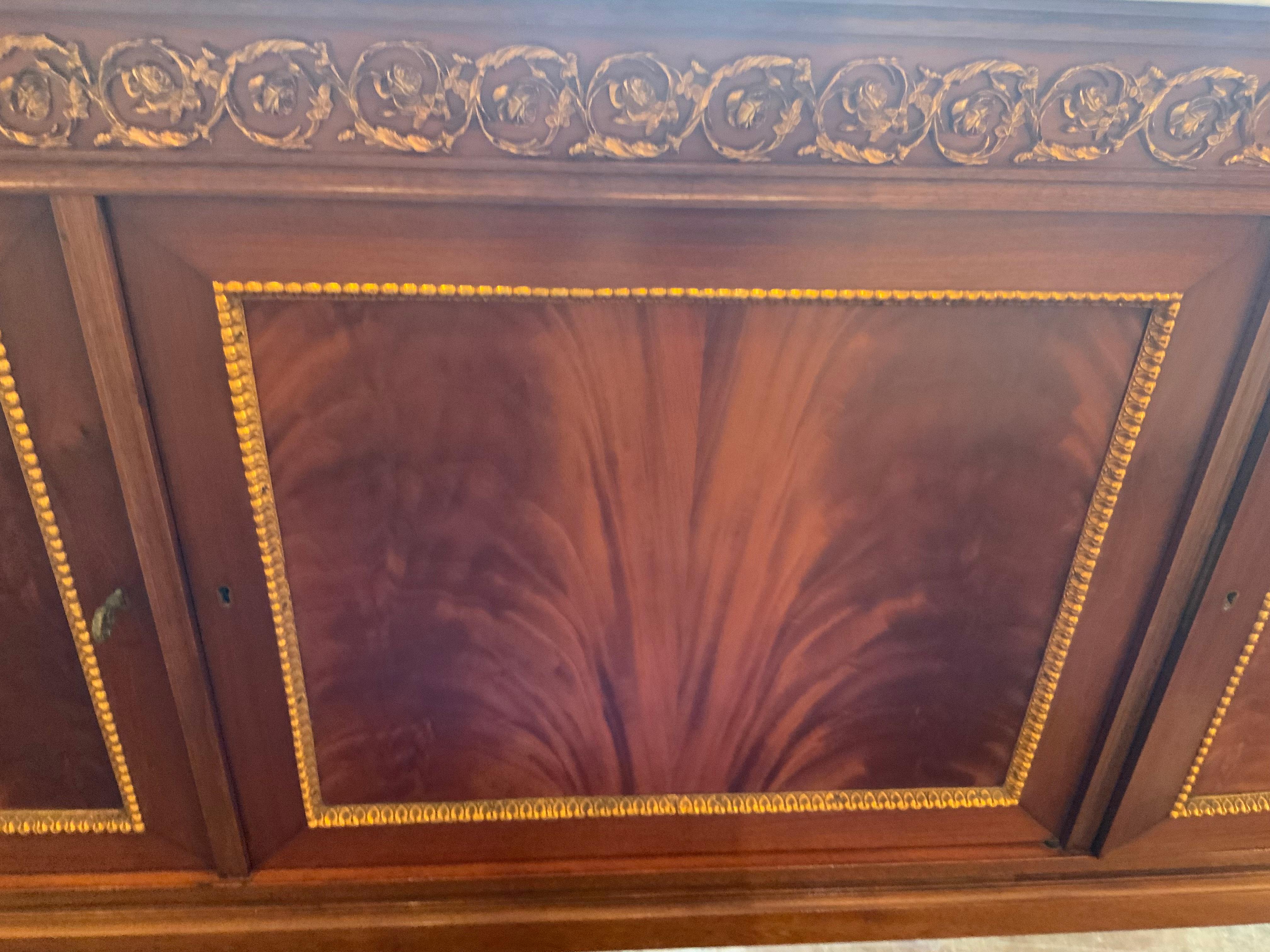 Credenza francese in stile Luigi XVI in mogano con montature in bronzo dorato, marmo bianco in vendita 1