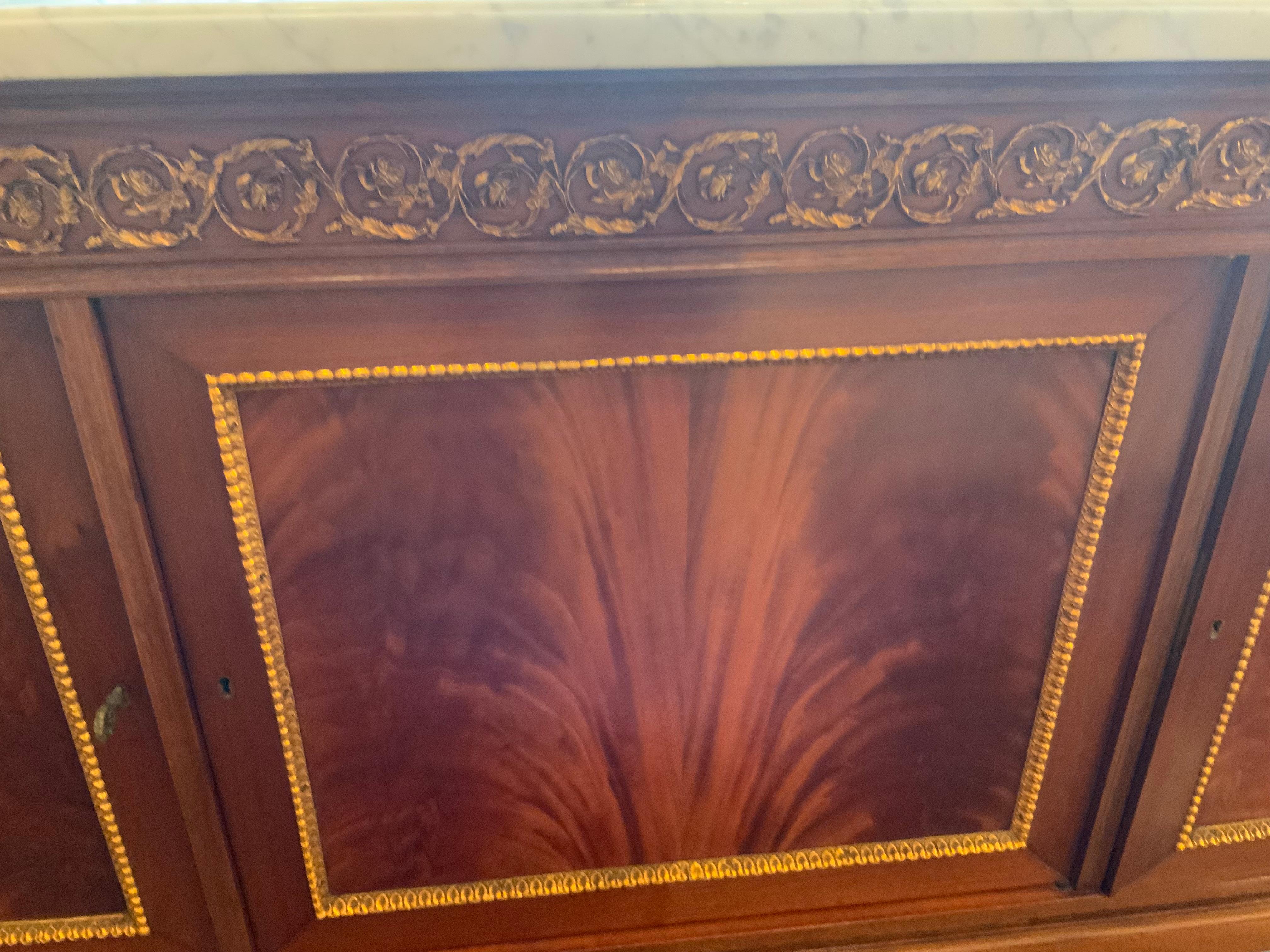 Credenza francese in stile Luigi XVI in mogano con montature in bronzo dorato, marmo bianco in vendita 2
