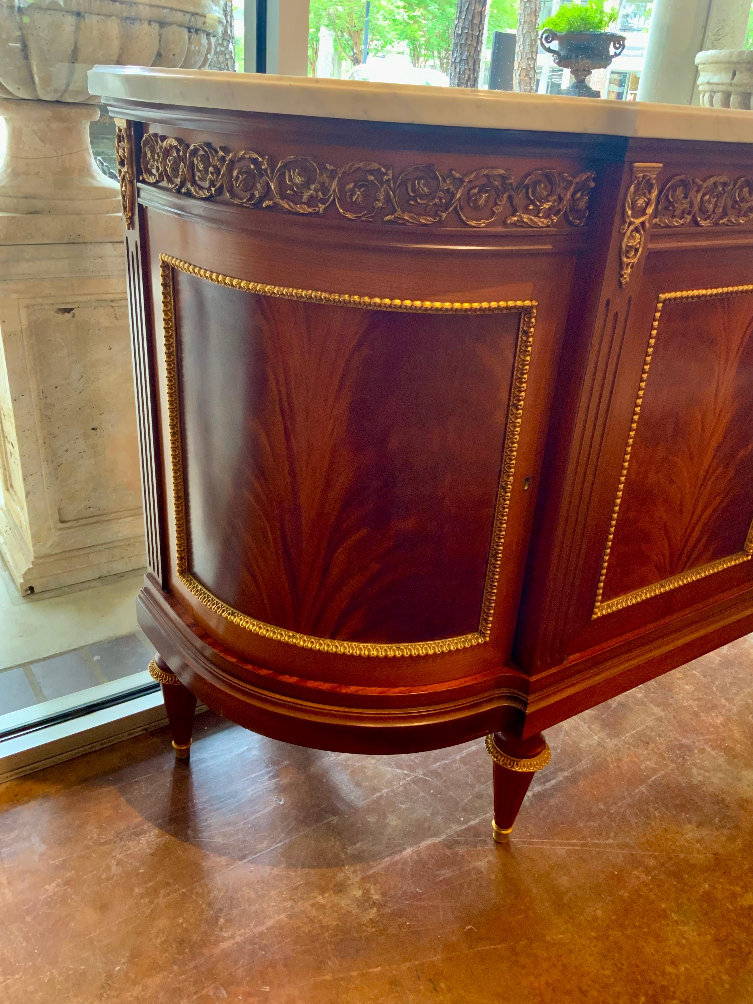 Credenza francese in stile Luigi XVI in mogano con montature in bronzo dorato, marmo bianco in vendita 3