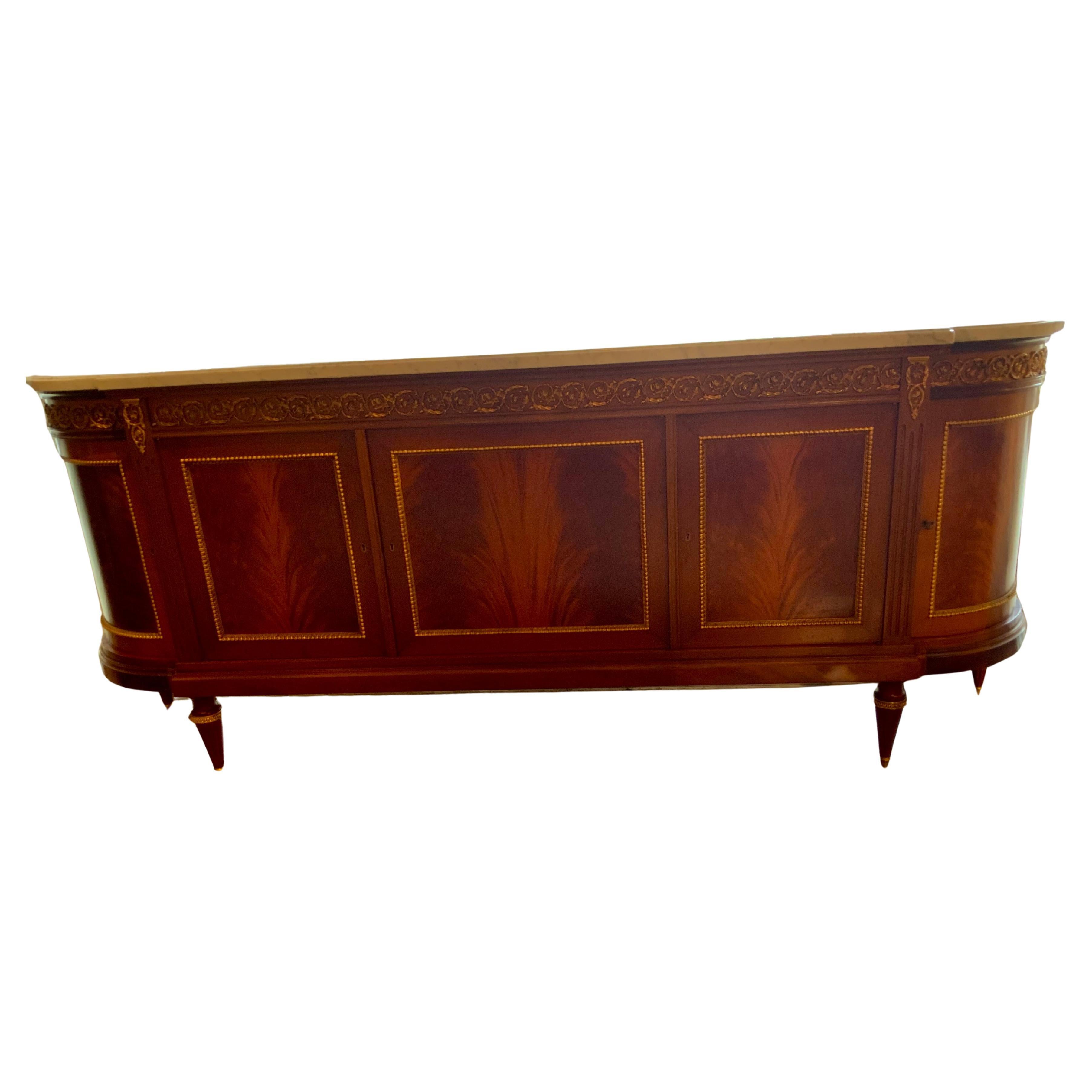 Französisches Sideboard aus Mahagoni im Louis-XVI.-Stil mit vergoldeten Bronzebeschlägen, weißem Marmor