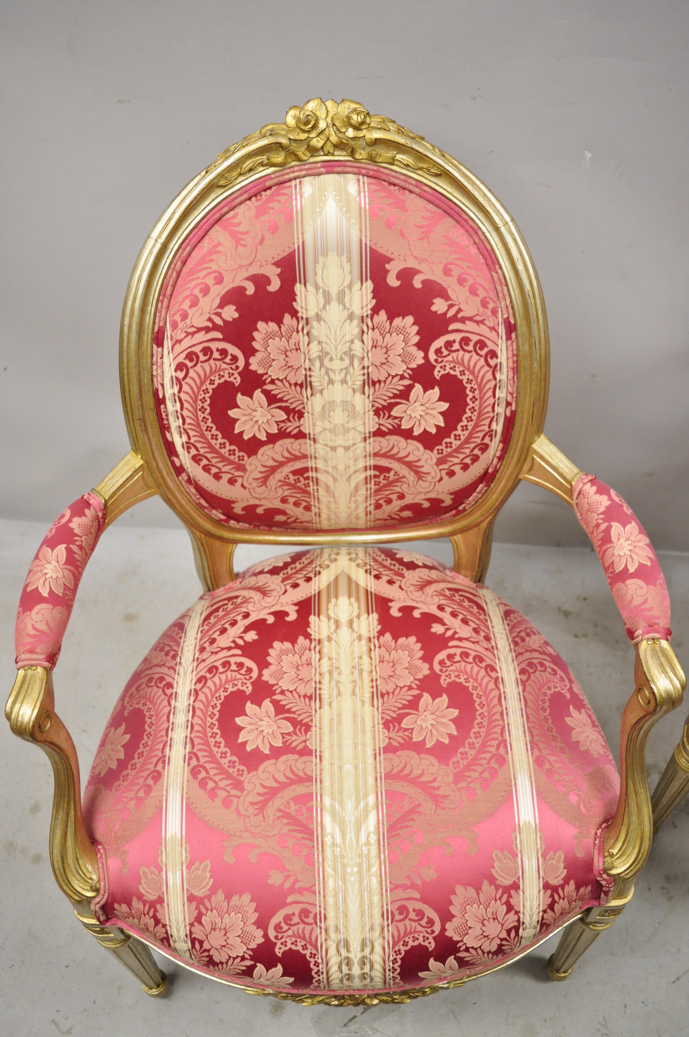 Paire de fauteuils français de style Louis XVI à dossier ovale en damas rose doré et argenté en vente 2