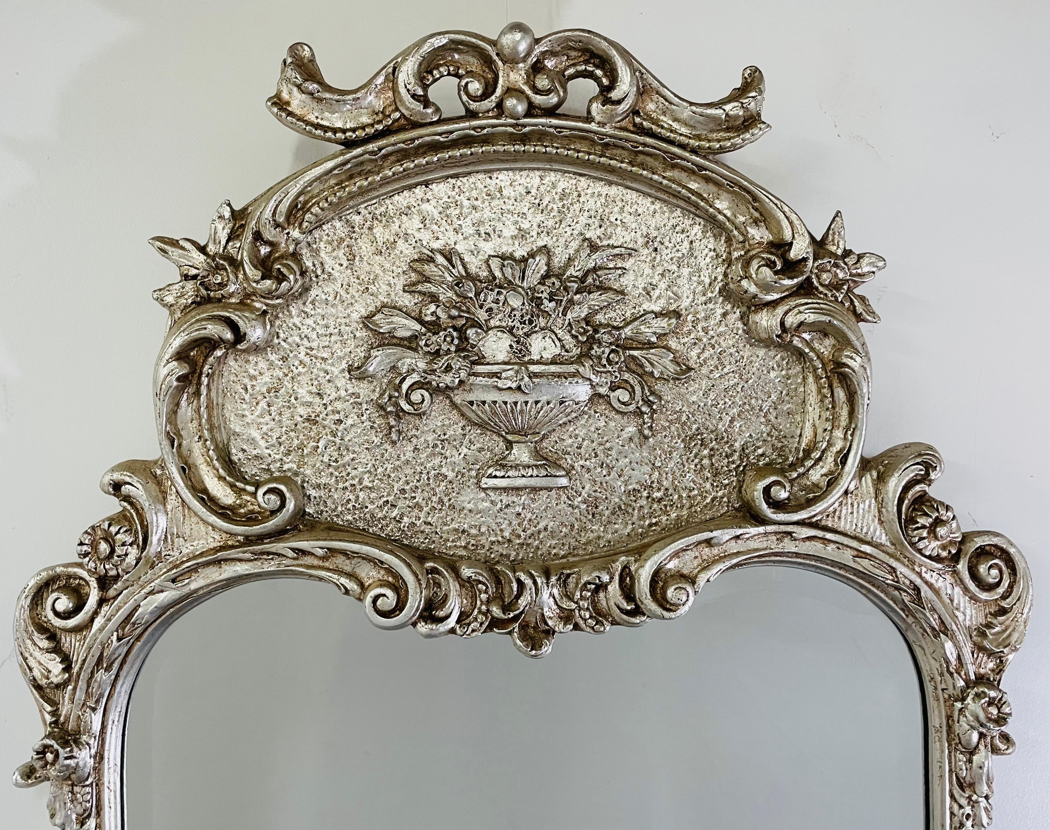 Französisch Louis XVI Stil Silber Trumeau Floral Design Wand oder Kaminsims Spiegel (Louis XVI.) im Angebot