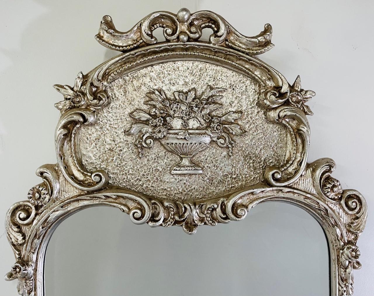 Französisch Louis XVI Stil Silber Trumeau Floral Design Wand oder Kaminsims Spiegel im Zustand „Gut“ im Angebot in Plainview, NY