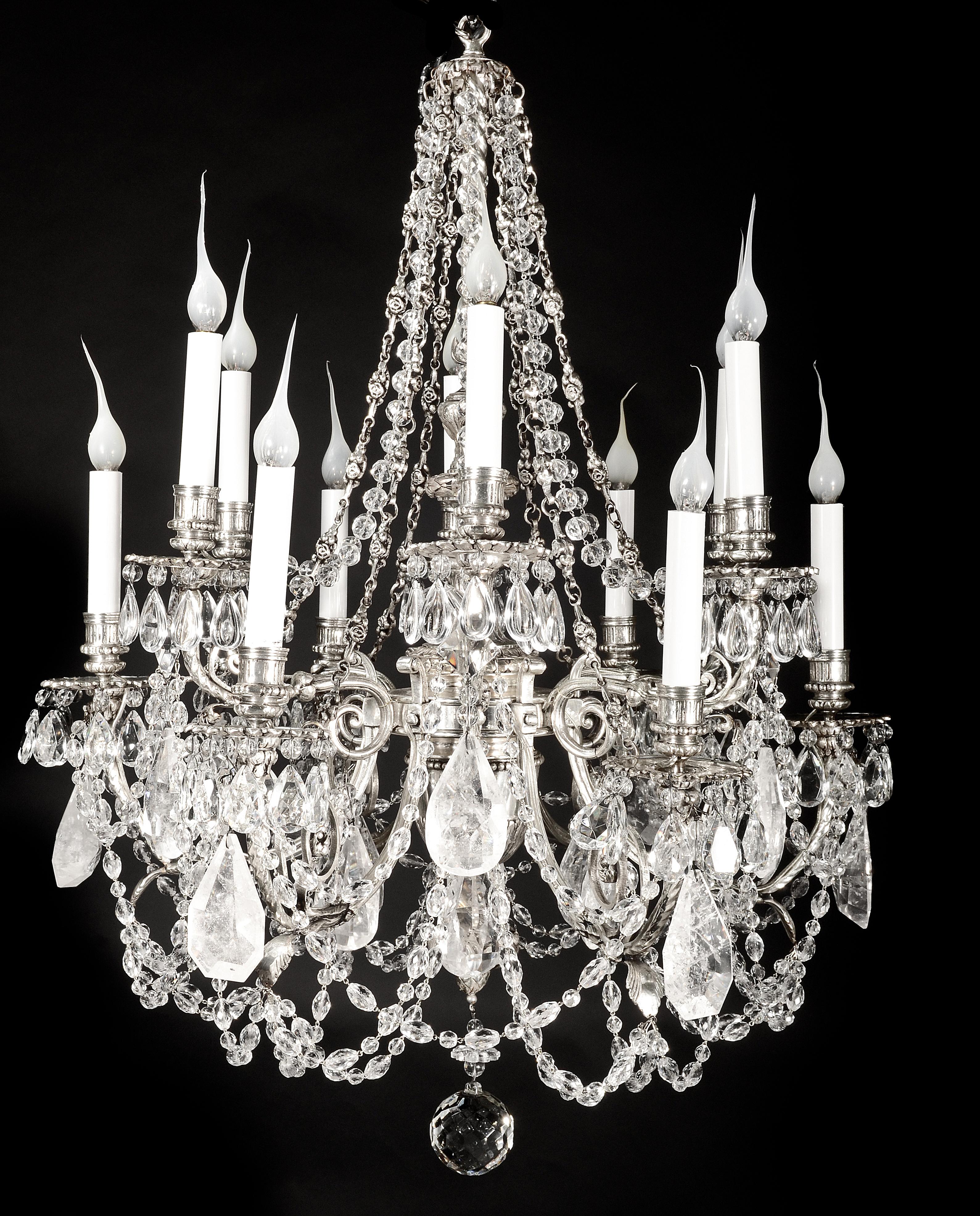 Lustre français de style Louis XVI, exceptionnellement raffiné et magnifiquement équilibré, en bronze argenté, cristal de roche et cristal, composé d'une élégante formation circulaire en gradins et s'élevant en une gracieuse silhouette pyramidale à