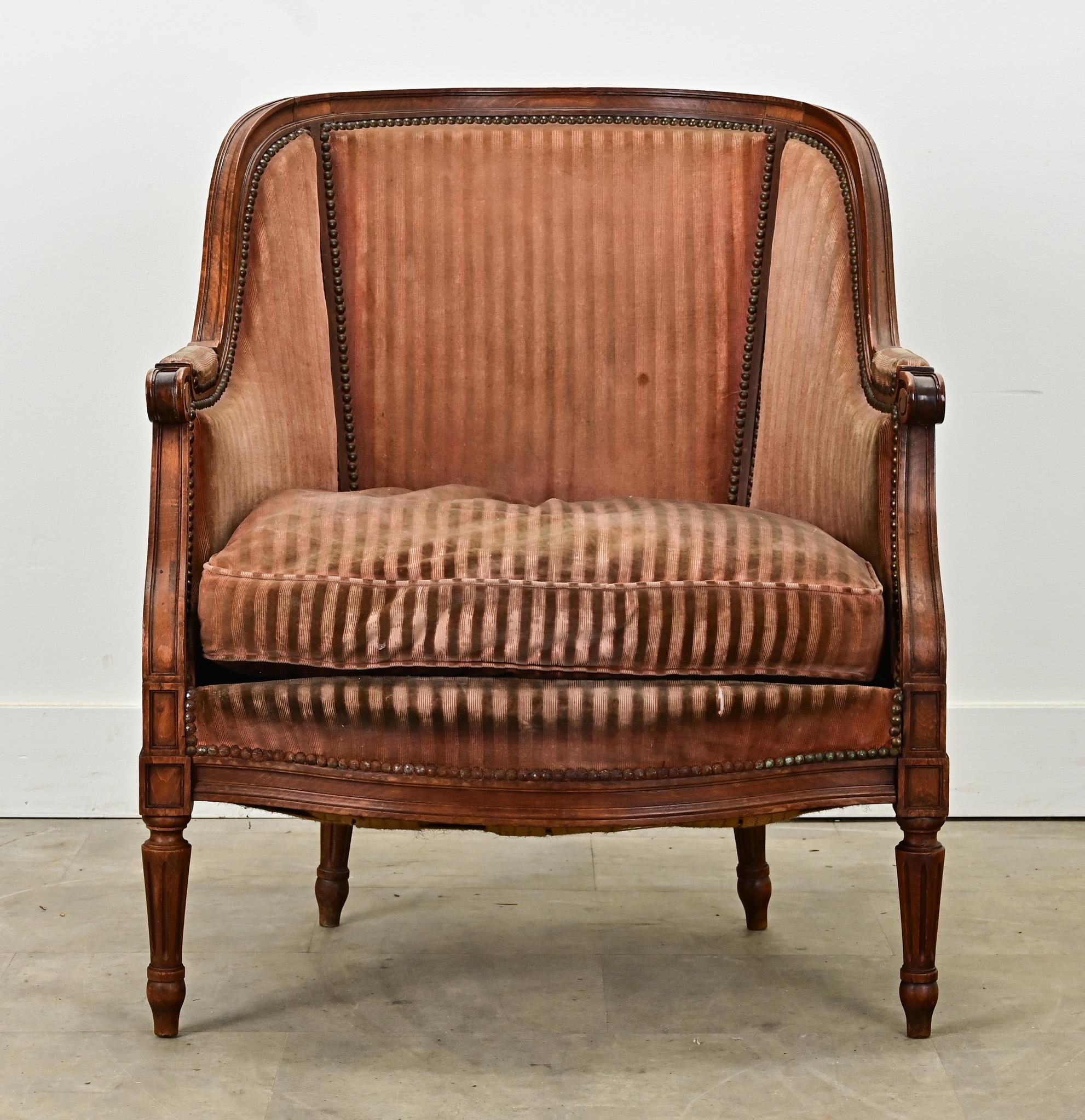 Sculpté à la main Bergère simple française de style Louis XVI en vente
