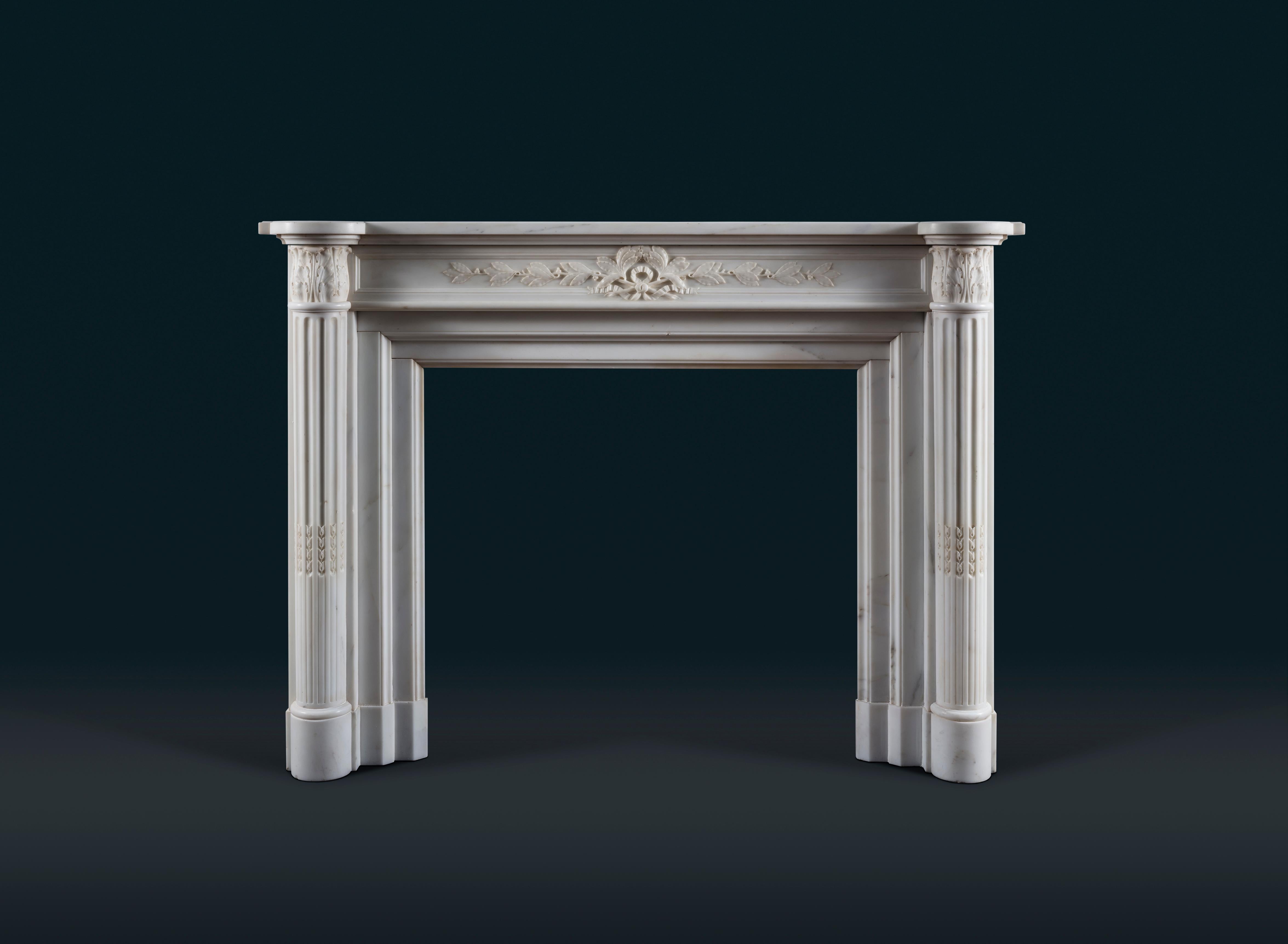 Französisch Louis XVI Stil Statuary Marmor Kamin Surround (Handgeschnitzt) im Angebot