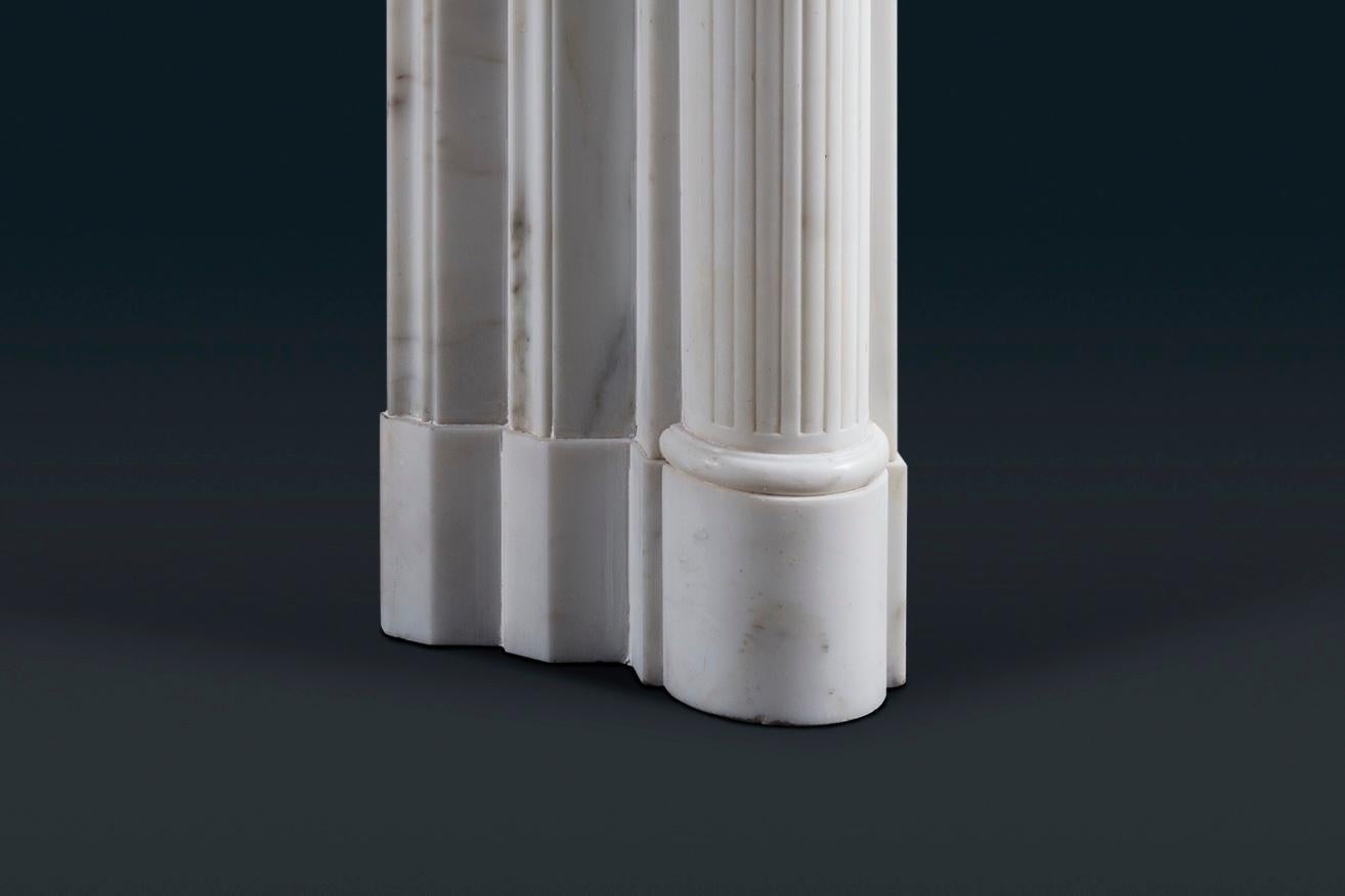 Französisch Louis XVI Stil Statuary Marmor Kamin Surround (Bildhauermarmor) im Angebot