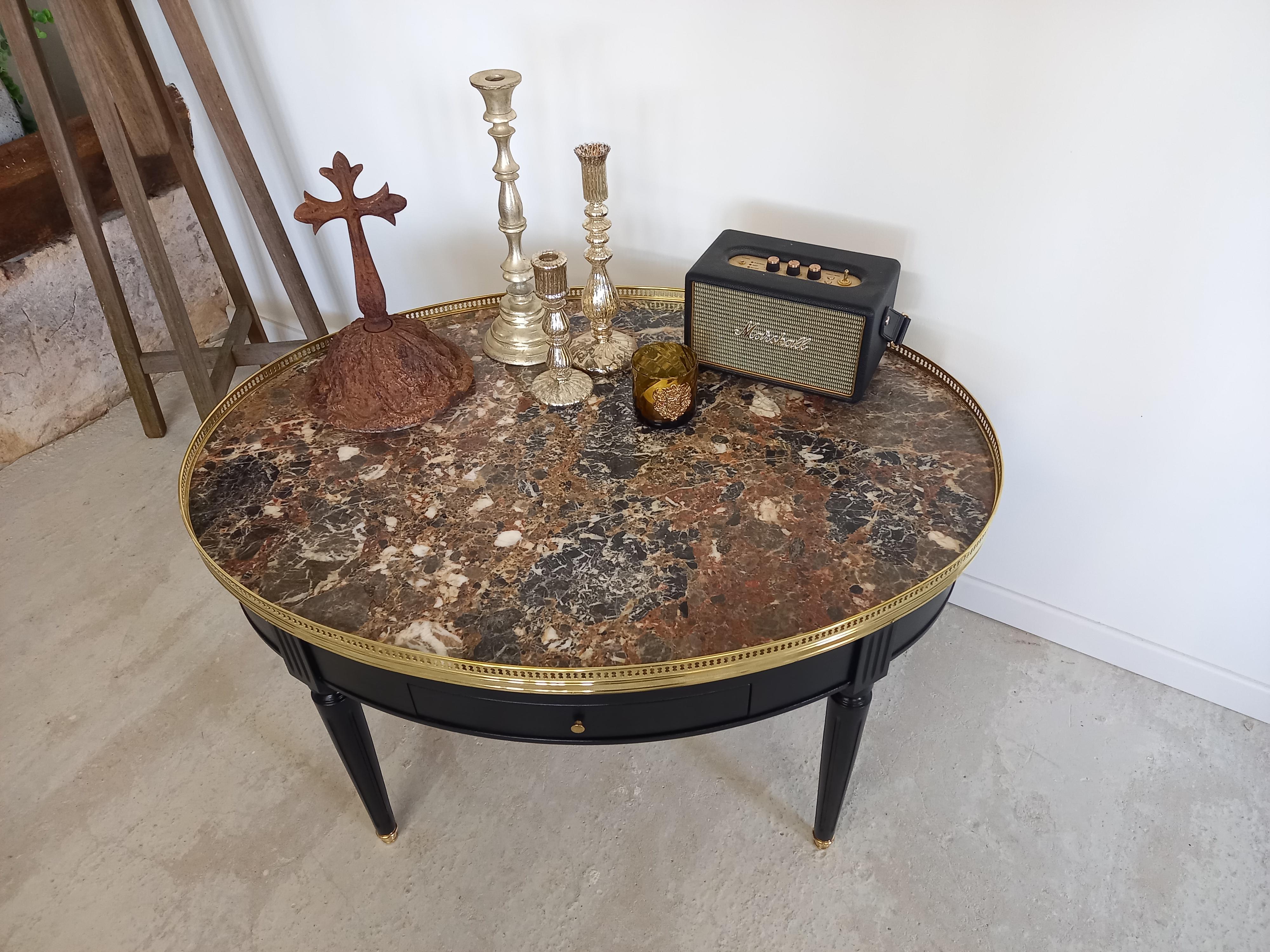French Louis XVI style coffee table with marble top.
Brass gallery and fluted legs finished with gilt bronze clogs.
The table has a dovetail drawers and two sliding shelves in camel and gold leather.