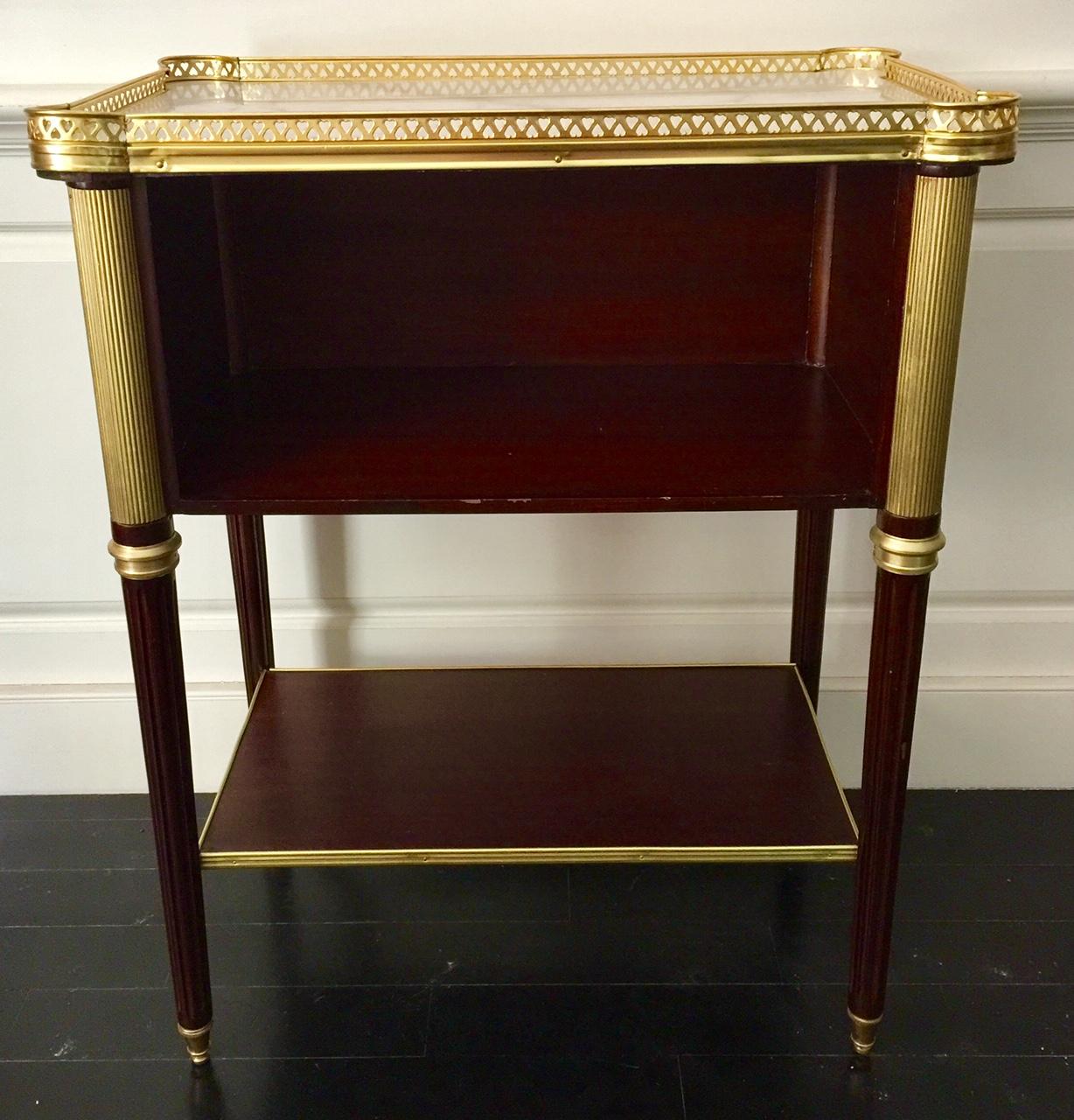French Louis XVI Style Table in the Manner of Maison Jansen In Good Condition For Sale In Montreal, Quebec