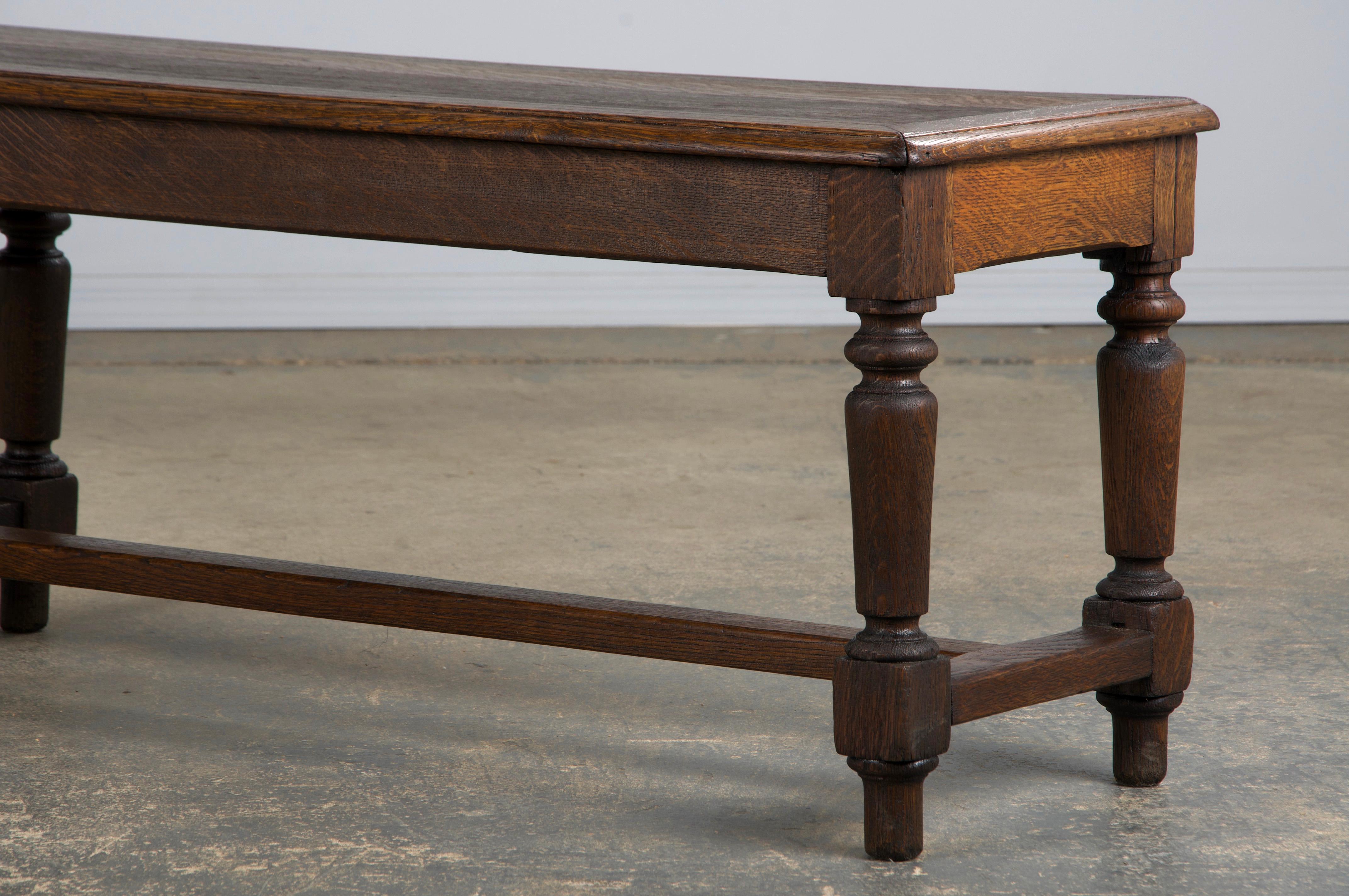 Incantevole panca da pranzo francese della metà del XX secolo in stile Luigi XVI, proveniente direttamente dalla Provenza. Realizzata a mano in legno massiccio di quercia, presenta una generosa seduta lunga 6,45 piedi, perfettamente adatta a quattro