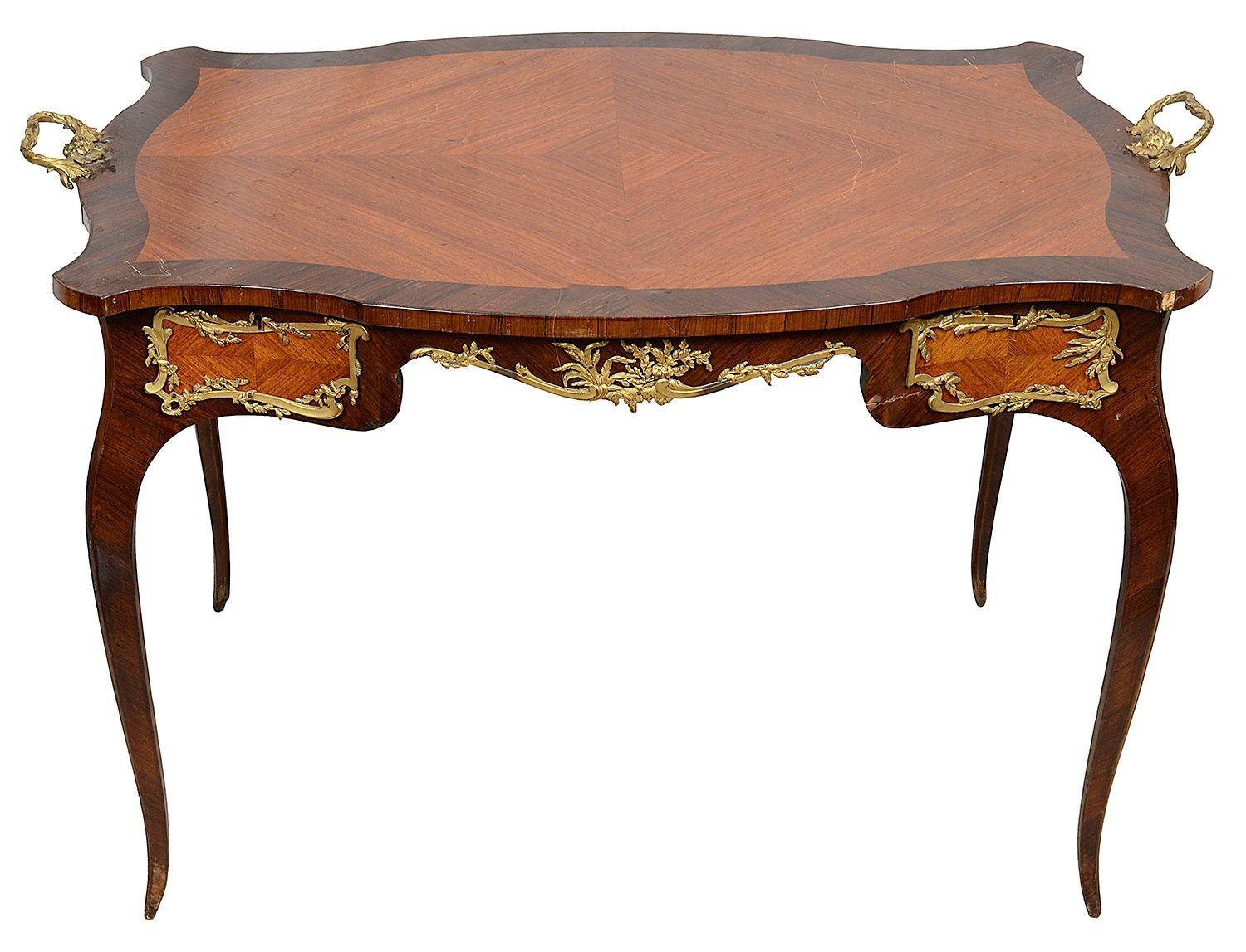 Table d'appoint de style Louis XVI, avec de magnifiques montures en bronze doré, des poignées de chaque côté et d'élégants pieds cabriole.

Attribué à Zwiener.
Né à Herdon, en Allemagne, en 1849, Joseph Emmanuel Zwiener s'inscrit dans la tradition