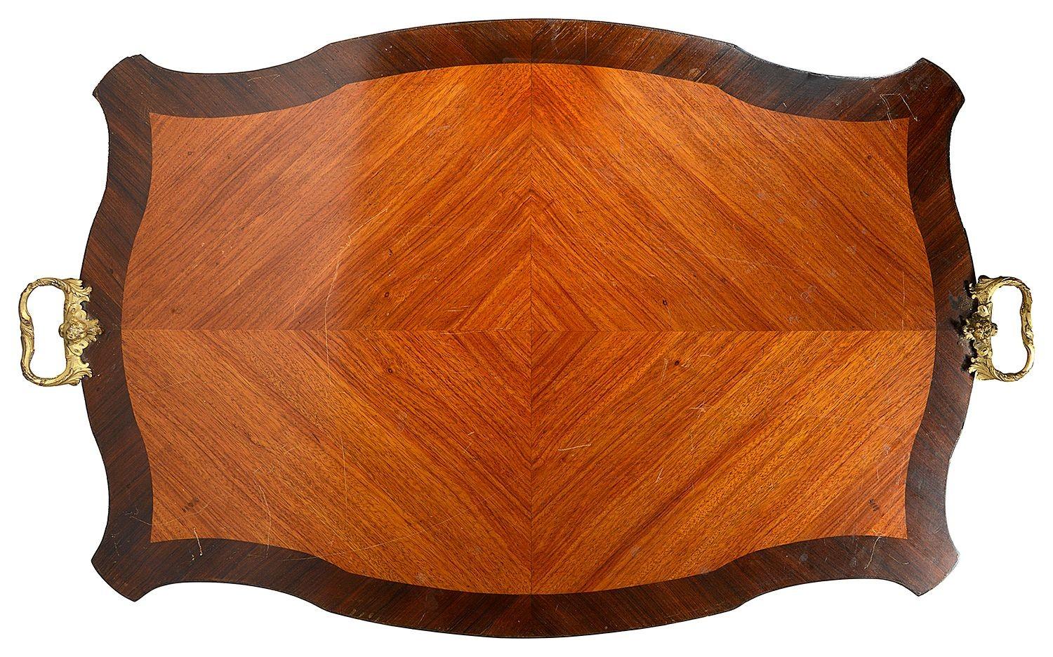 Placage Table d'appoint de style Louis XVI, d'après Zwiener. en vente