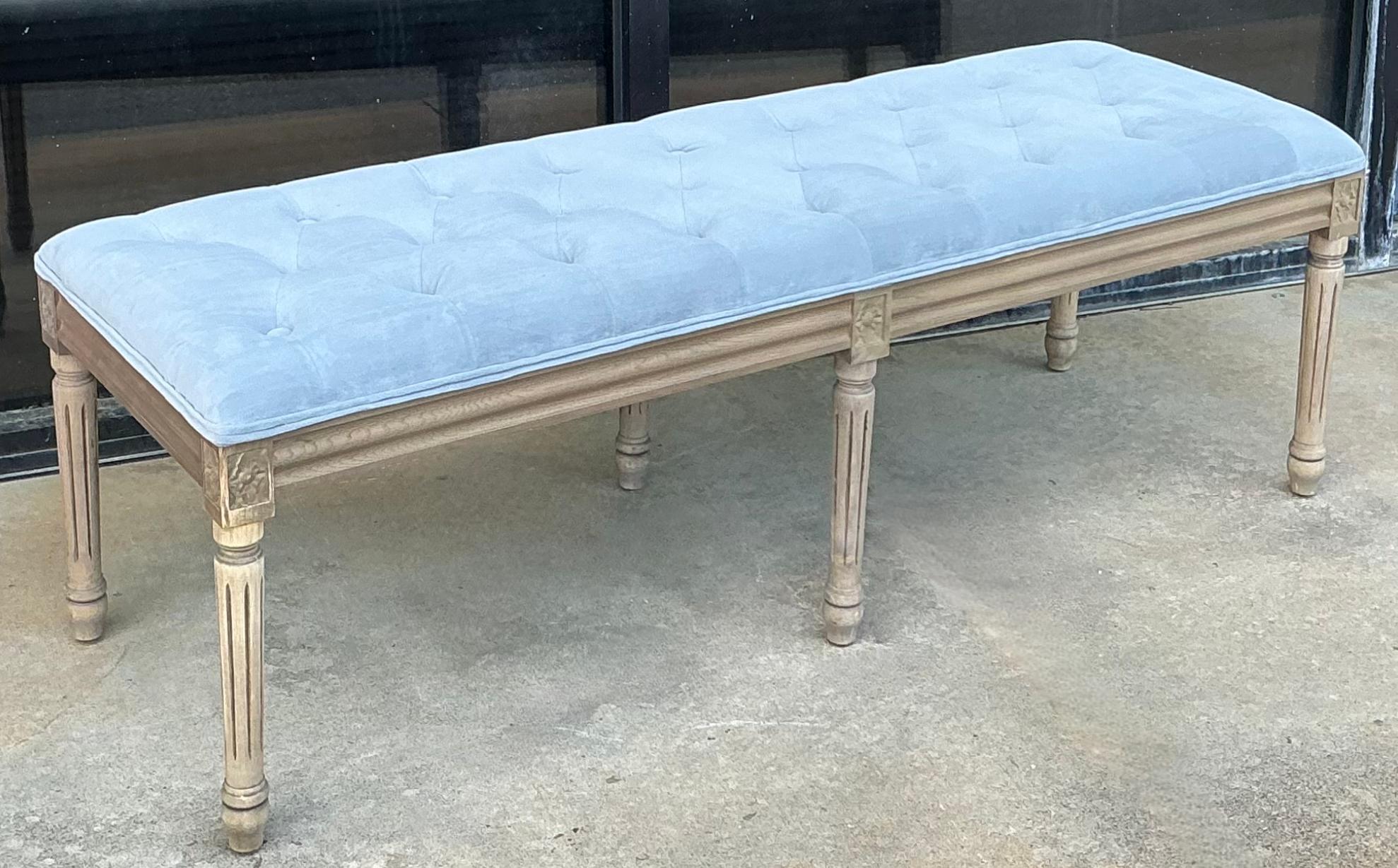 Panca / ottomana francese in velluto blu imbottita e trapuntata in stile Luigi XVI In condizioni buone in vendita a Kennesaw, GA