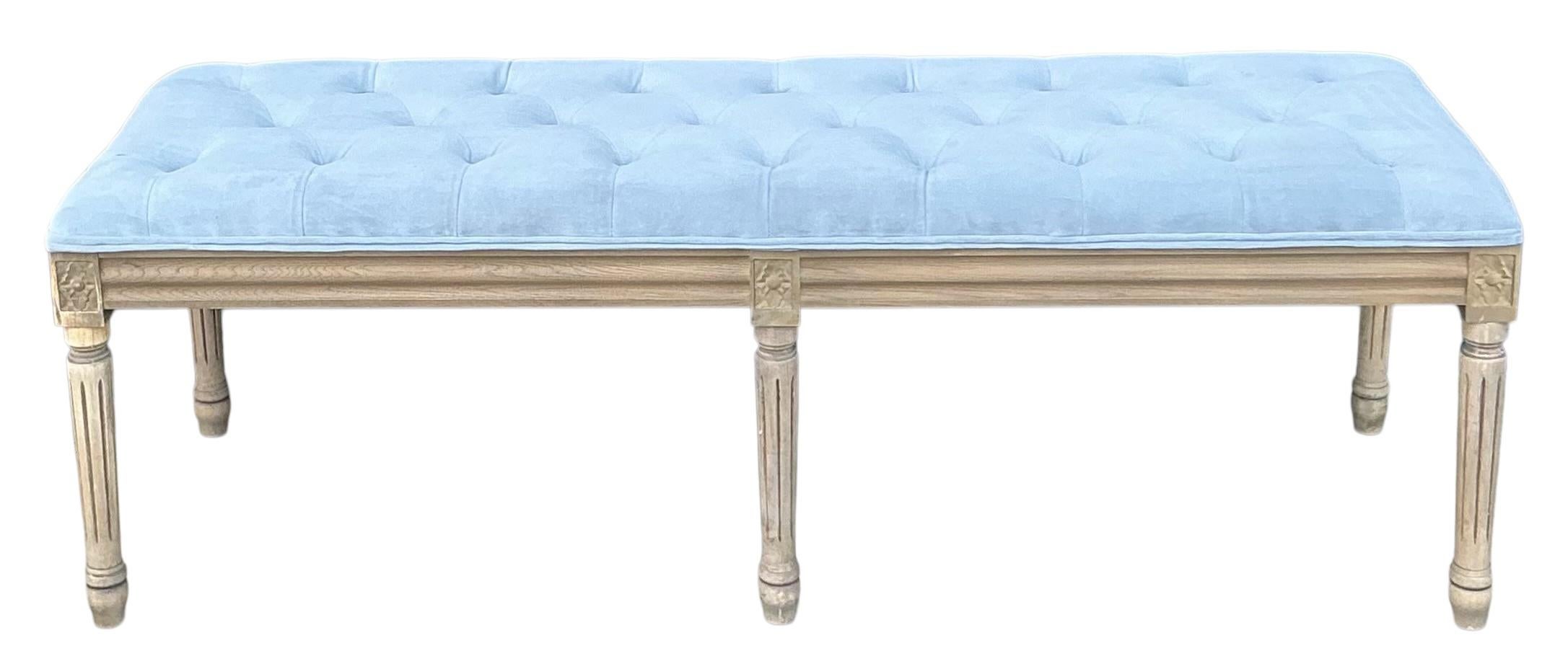 XXI secolo e contemporaneo Panca / ottomana francese in velluto blu imbottita e trapuntata in stile Luigi XVI in vendita