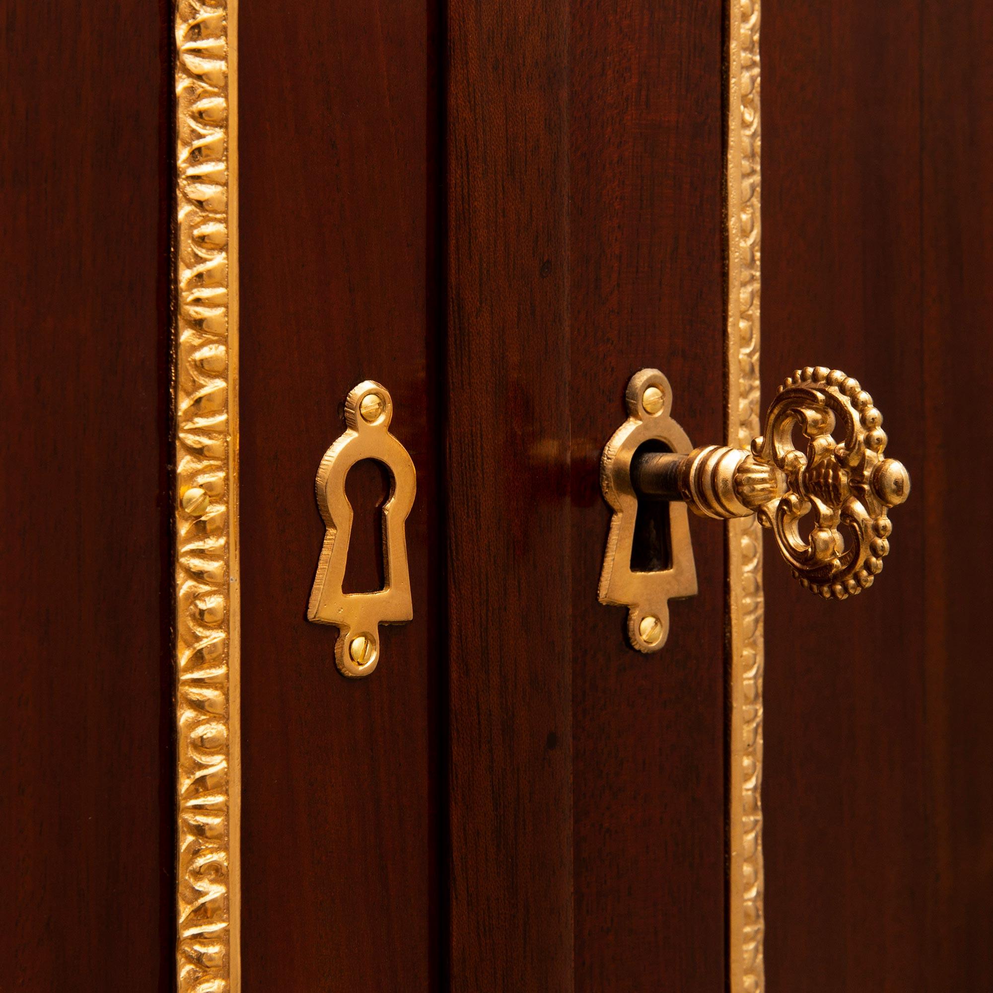 Bronze doré Buffet français de style Louis XVI à deux portes et deux tiroirs en acajou en vente