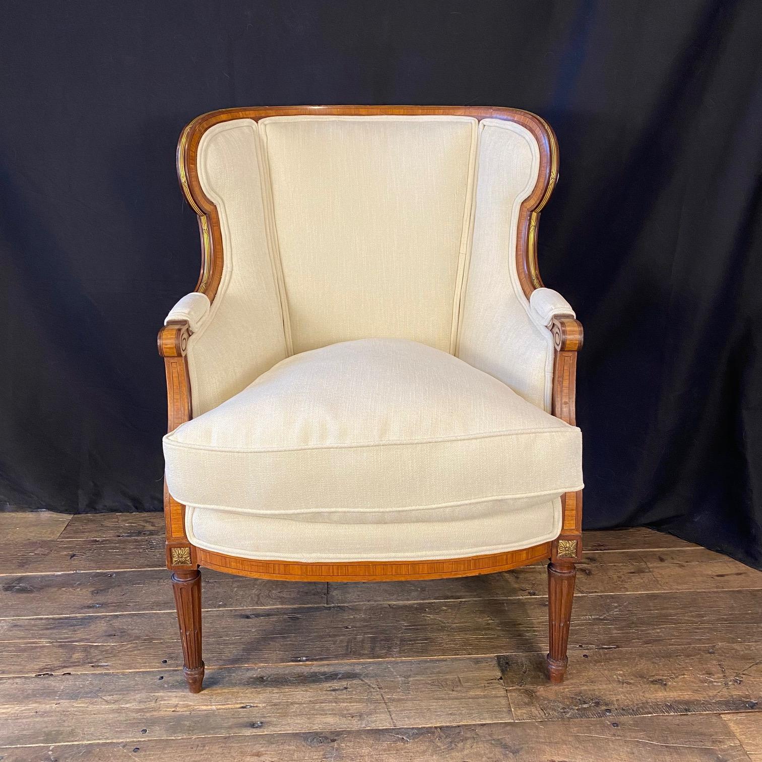 Elegante duchesse brisee en noyer du 19e siècle. Ce ravissant ensemble chaise et ottoman deux pièces peut être utilisé séparément ou ensemble ; ensemble, l'ottoman présente une face à la forme légèrement convexe qui vient épouser la forme de l'avant