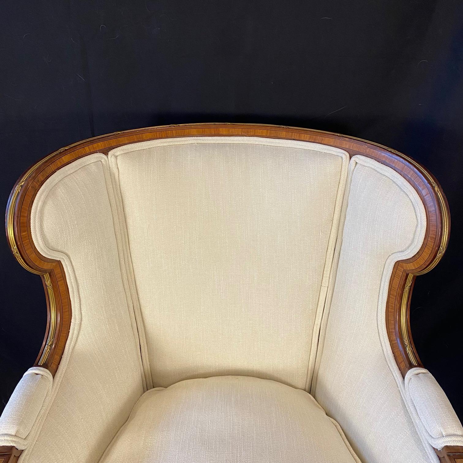Tissu d'ameublement Ensemble deux pièces de style Louis XVI, chaise et pouf Bergere Duchesse Brisee en vente