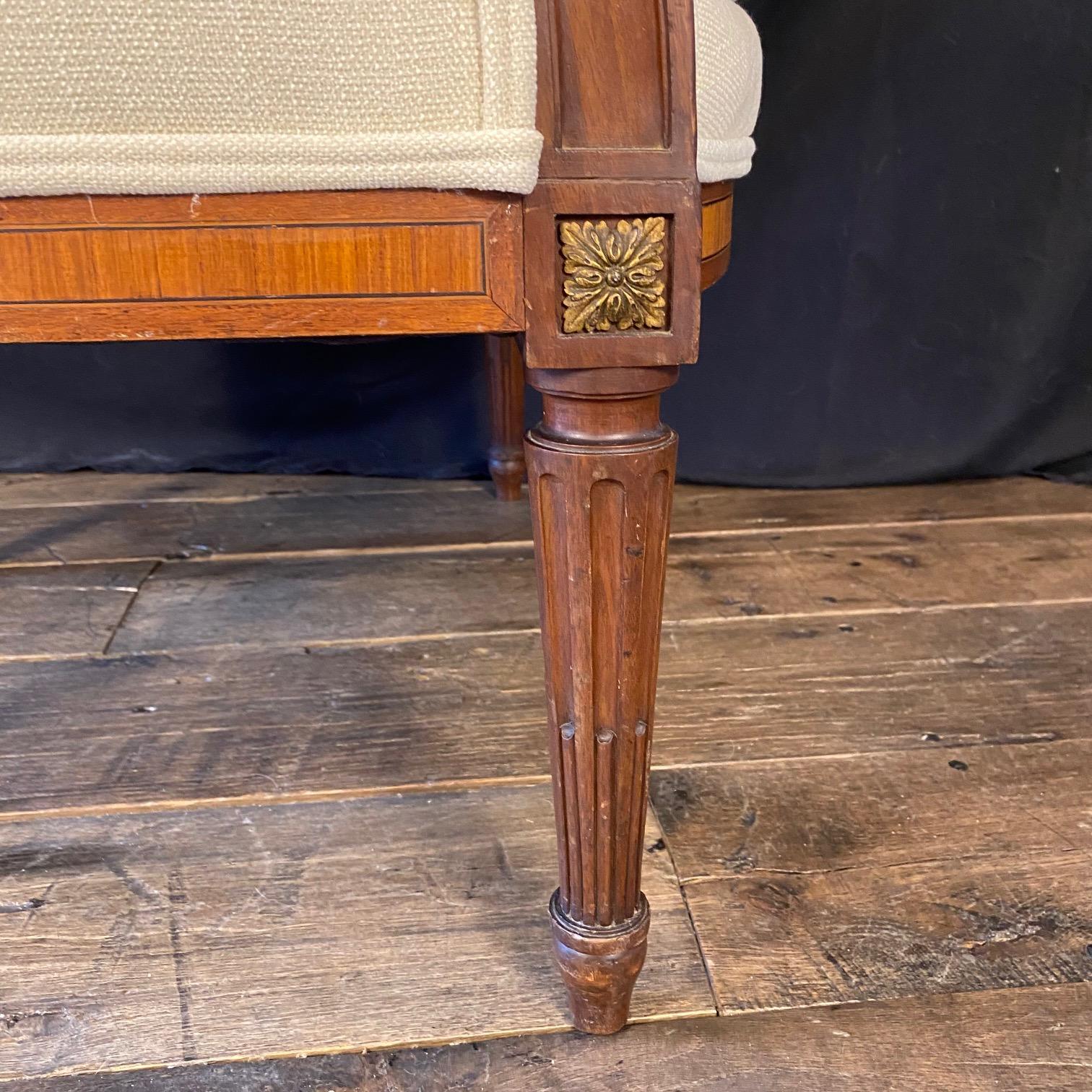 Ensemble deux pièces de style Louis XVI, chaise et pouf Bergere Duchesse Brisee en vente 3