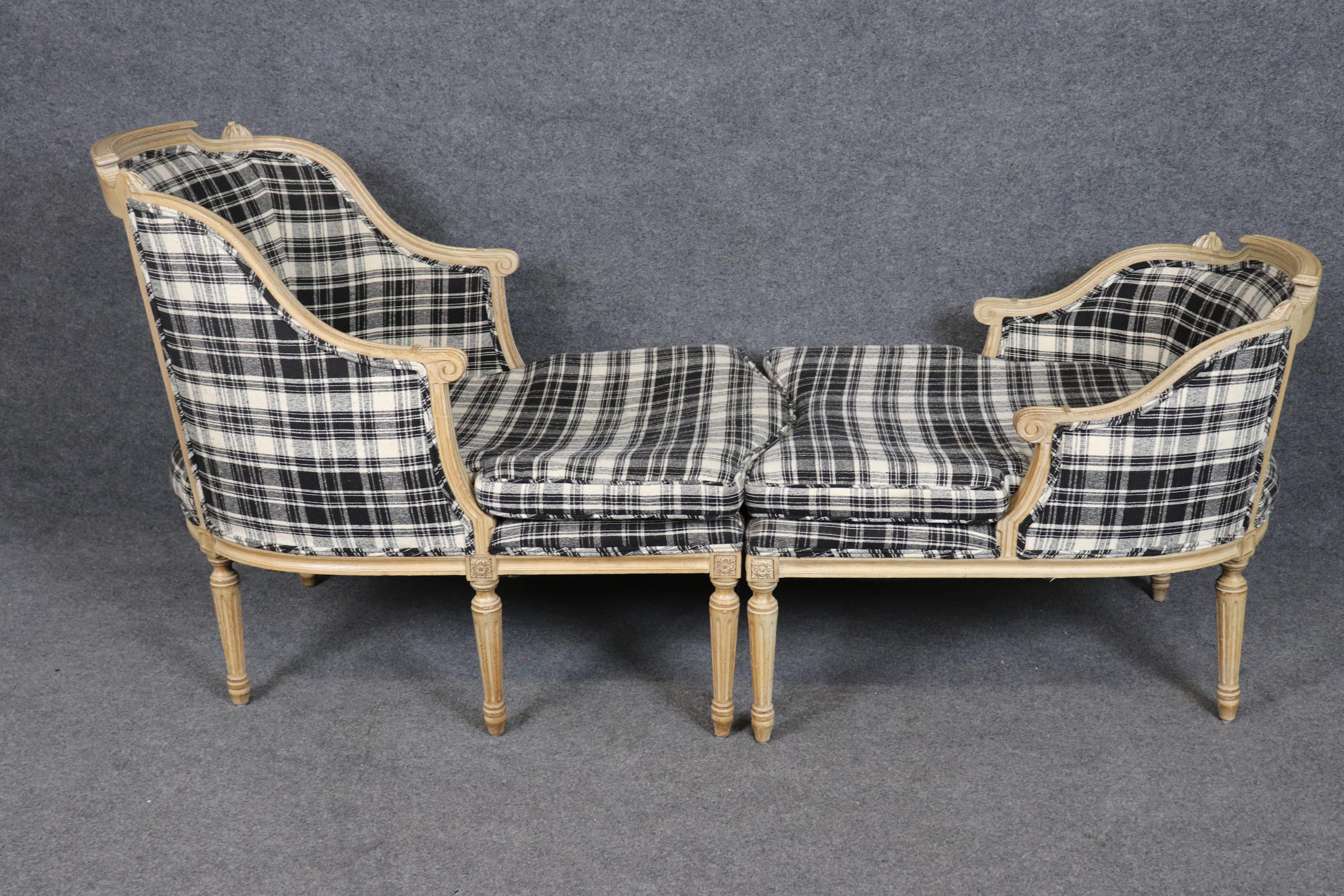 
Incarnant l'élégance française intemporelle, ce lit de repos ou cette chaise peinte de style Louis XVI témoigne du savoir-faire raffiné et du design néoclassique qui ont fait de la fin du XVIIIe siècle l'âge d'or de l'ameublement. Le cadre présente