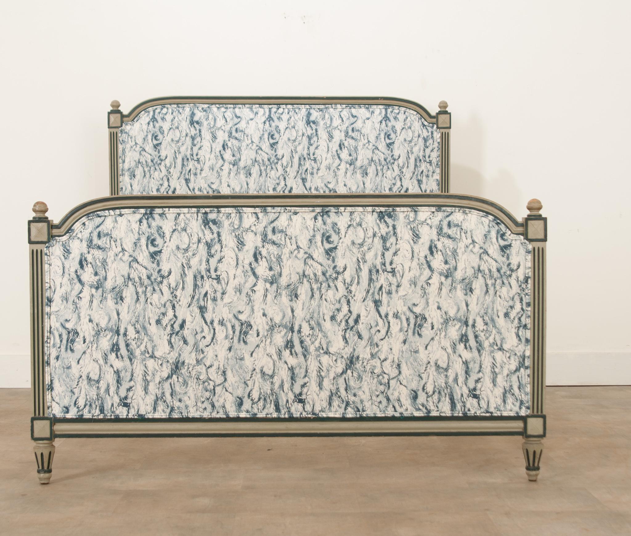Französisches gepolstertes Bett im Louis-XVI-Stil (Louis XVI.) im Angebot
