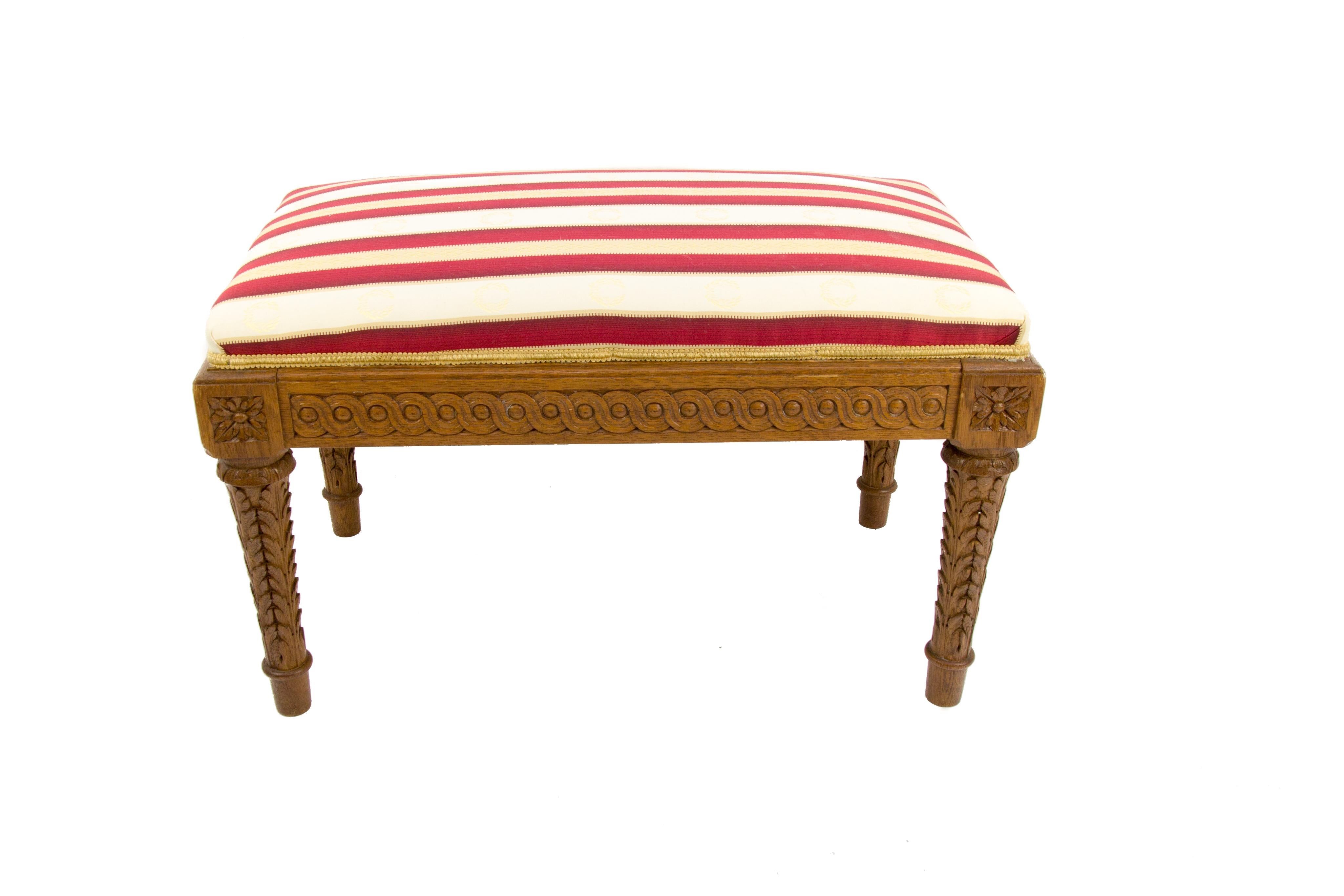 French, Louis XVI style upholstered bedroom bench, apron carved with guilloche motif with beautifully carved fluted legs headed with rosettes.
Dimensions: height: 42 cm / 16.53 in; width: 70 cm / 27.55; depth: 40 cm / 15.74 in.
In good condition,