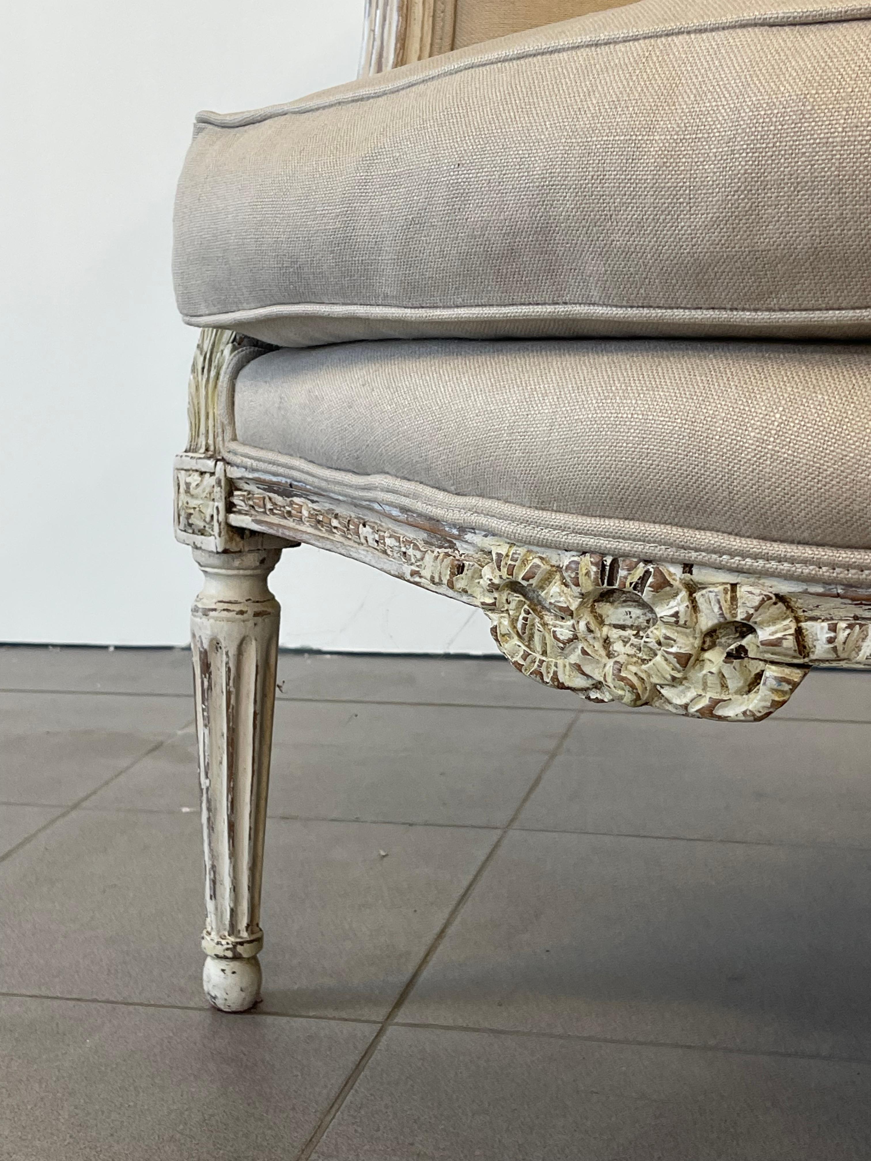 Magnifique fauteuil ou bergère Louis XVI tapissé de lin épais blanc