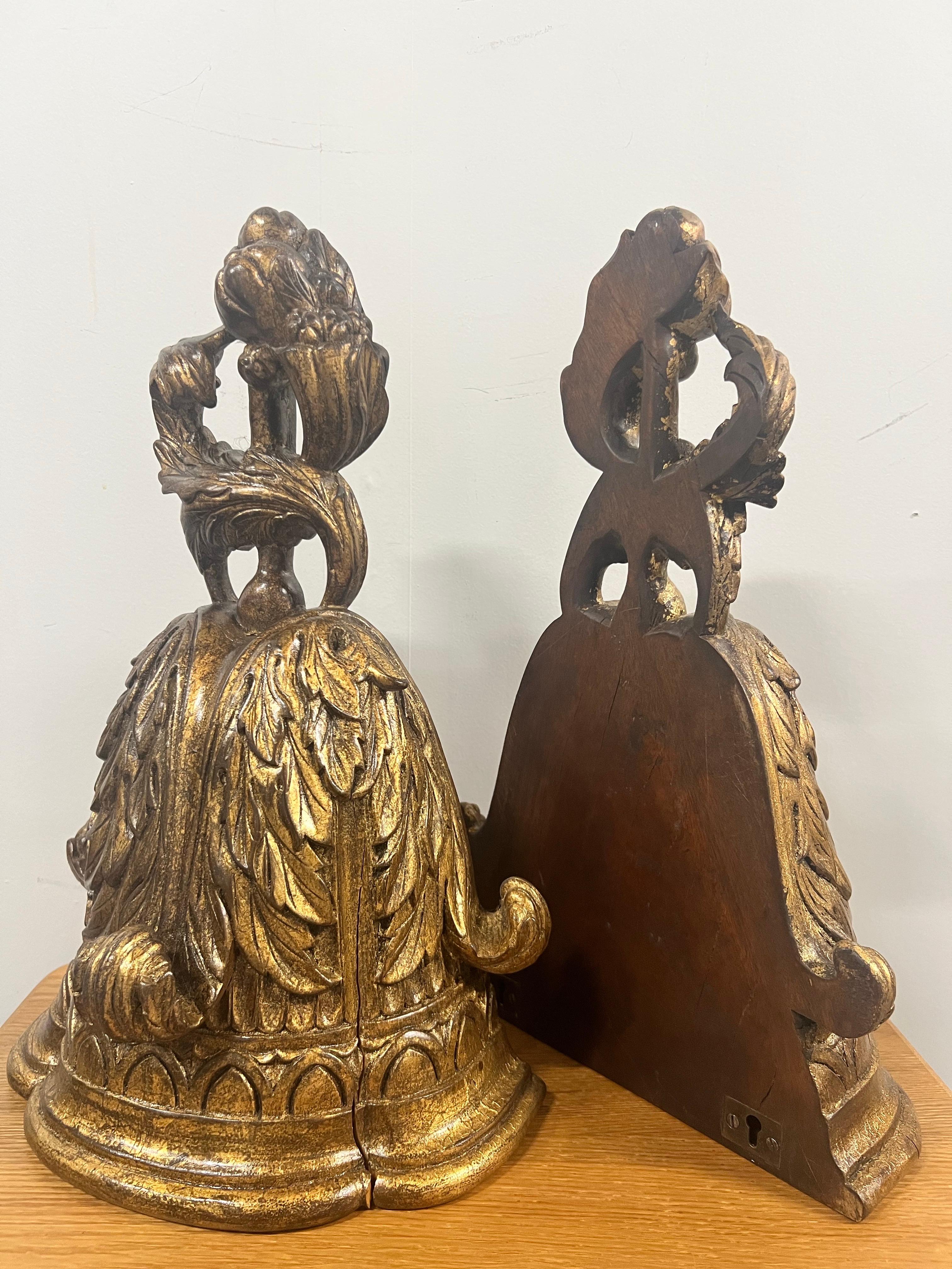 Soporte de Pared Dorado en Forma de Urna Estilo Luis XVI Francés con Motivos de Acanto, un Par en venta 5