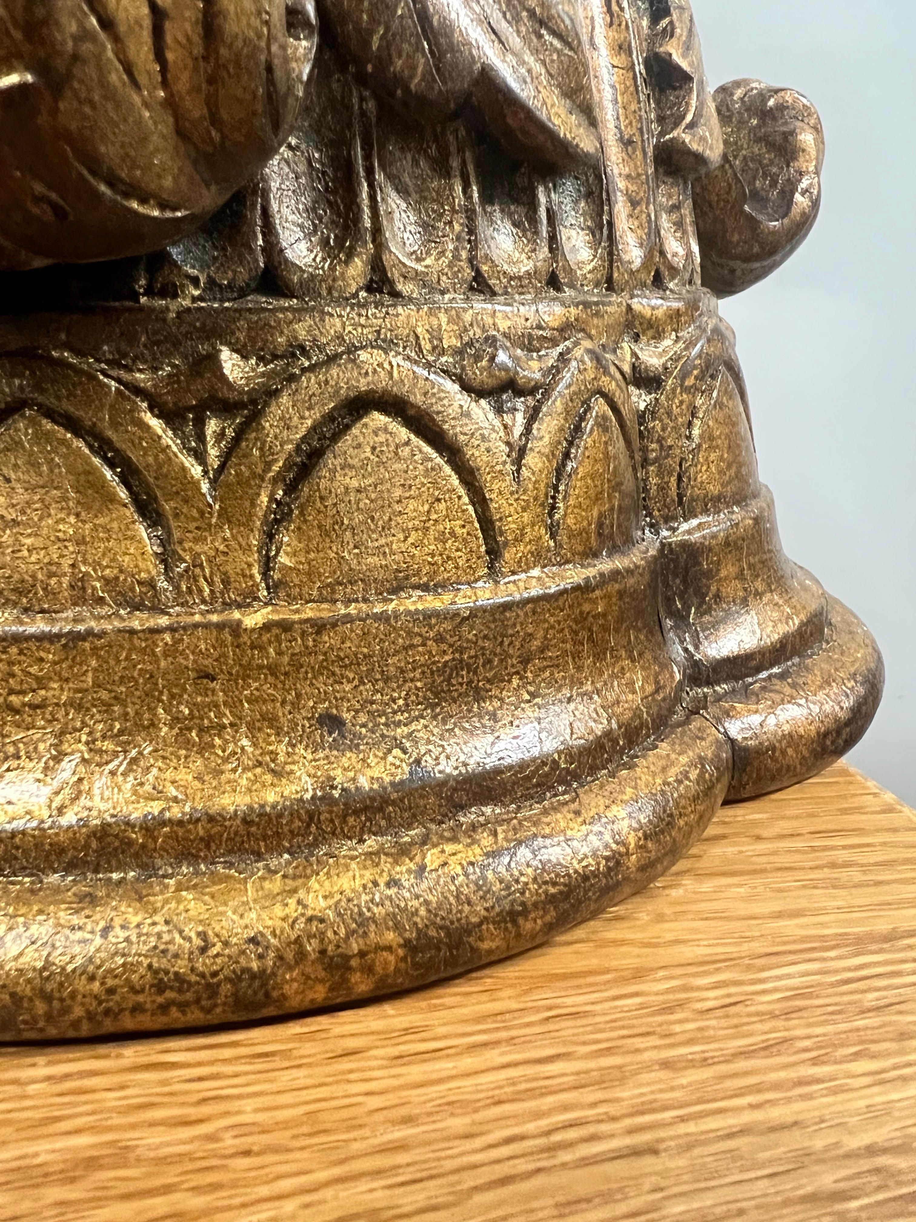 Soporte de Pared Dorado en Forma de Urna Estilo Luis XVI Francés con Motivos de Acanto, un Par en venta 6