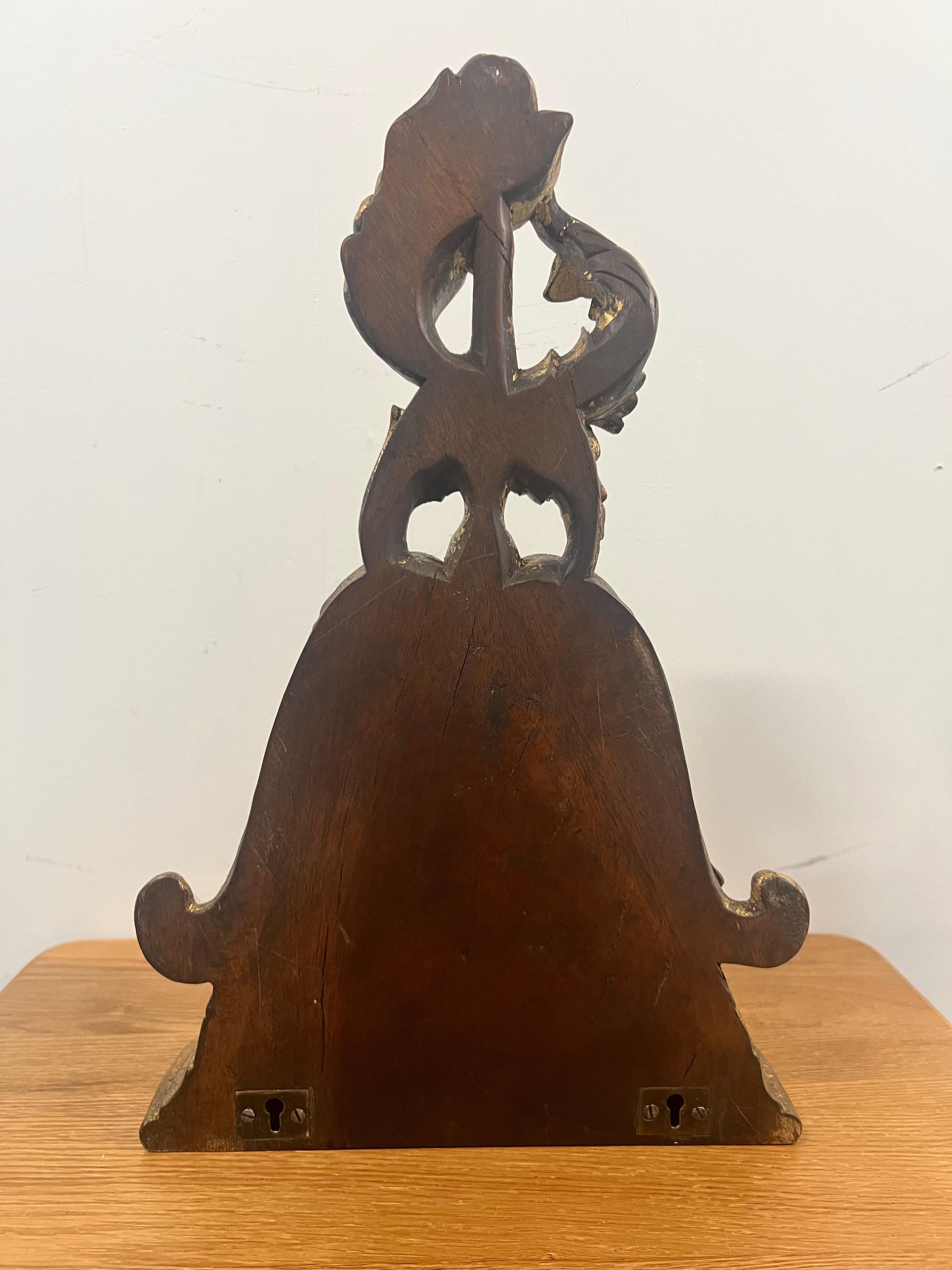 Soporte de Pared Dorado en Forma de Urna Estilo Luis XVI Francés con Motivos de Acanto, un Par en venta 7