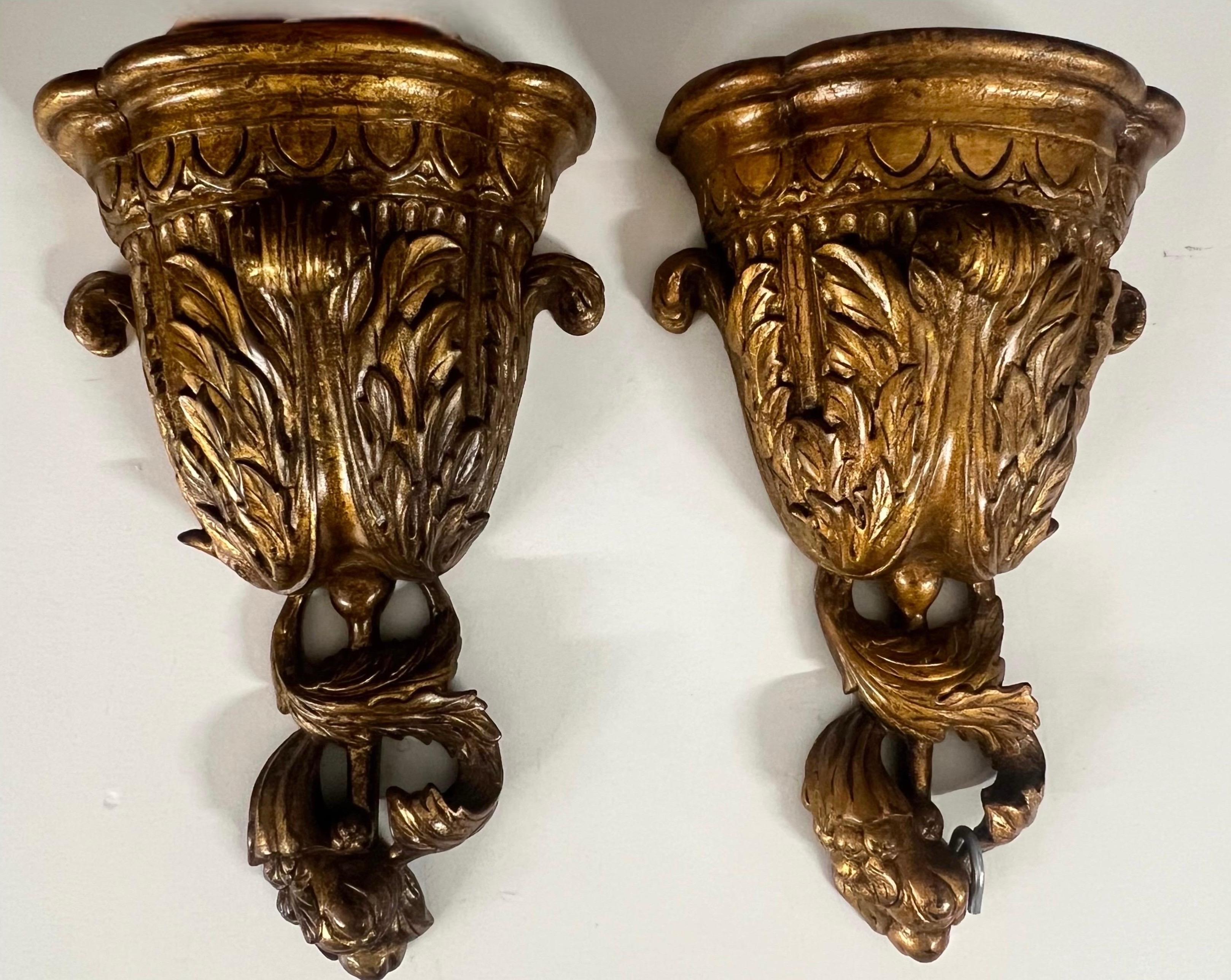 Pareja de Ménsulas de Pared Francesas Doradas Estilo Luis XVI en Forma de Urna con Motivos de Acanto: 
Refinado par de ménsulas de pared francesas de estilo Luis XVI, exquisitamente elaboradas en forma de urnas clásicas y adornadas con motivos de