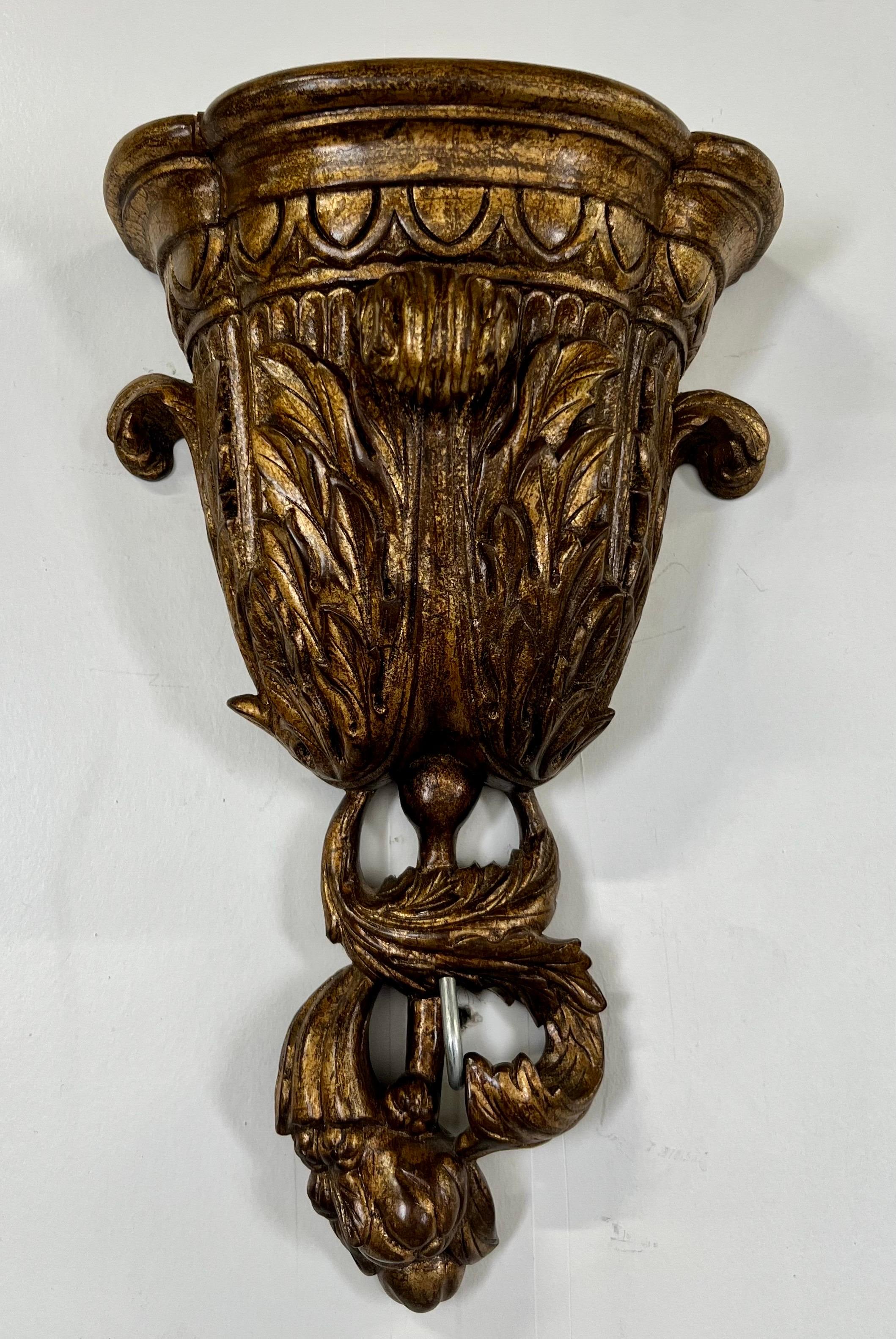 Soporte de Pared Dorado en Forma de Urna Estilo Luis XVI Francés con Motivos de Acanto, un Par en Bueno estado para la venta en Plainview, NY