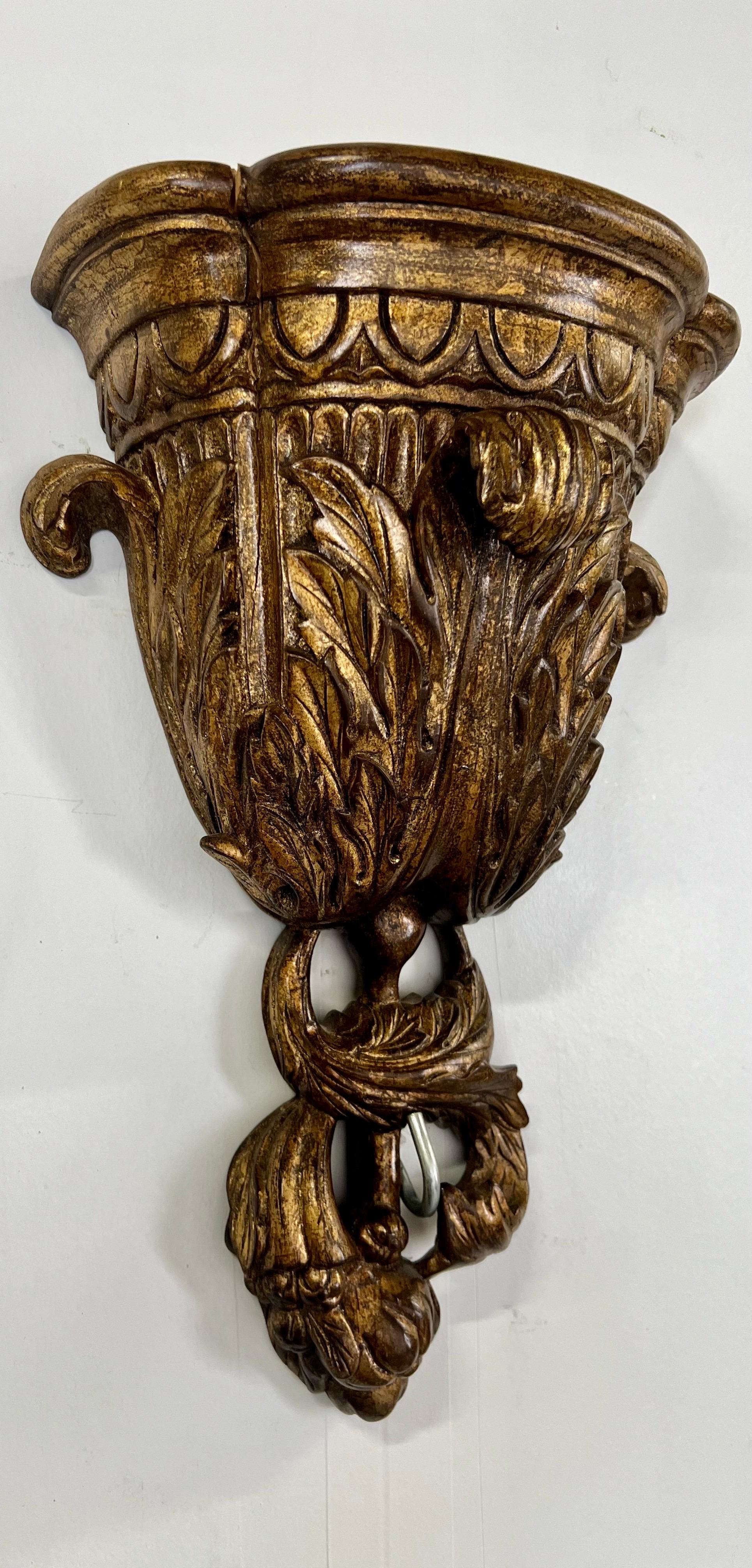 Soporte de Pared Dorado en Forma de Urna Estilo Luis XVI Francés con Motivos de Acanto, un Par siglo XX en venta
