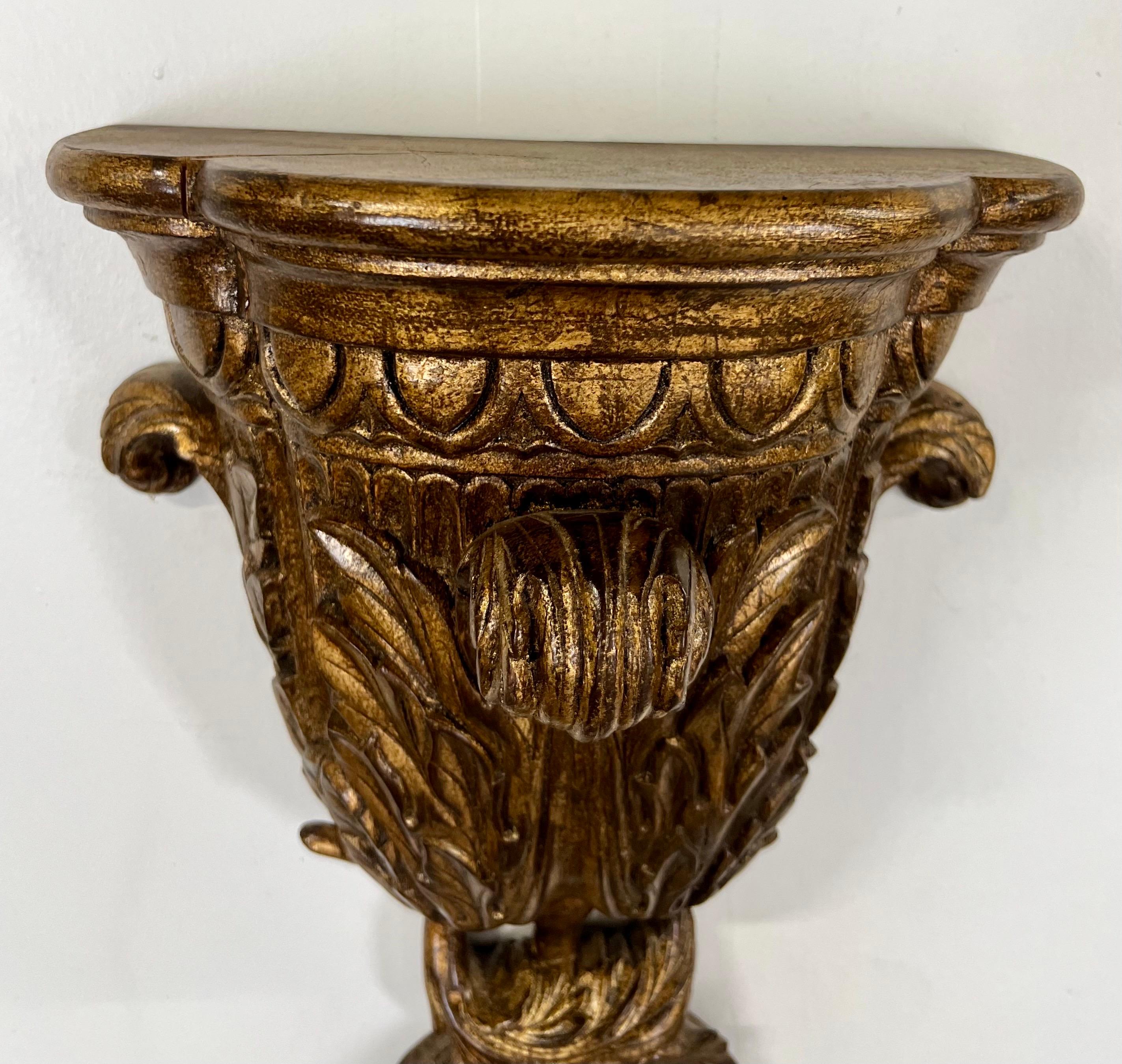 Soporte de Pared Dorado en Forma de Urna Estilo Luis XVI Francés con Motivos de Acanto, un Par Madera dorada en venta