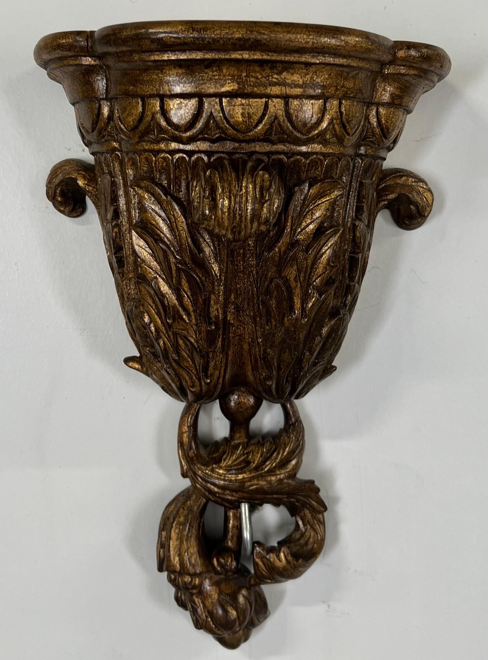 Soporte de Pared Dorado en Forma de Urna Estilo Luis XVI Francés con Motivos de Acanto, un Par en venta 1