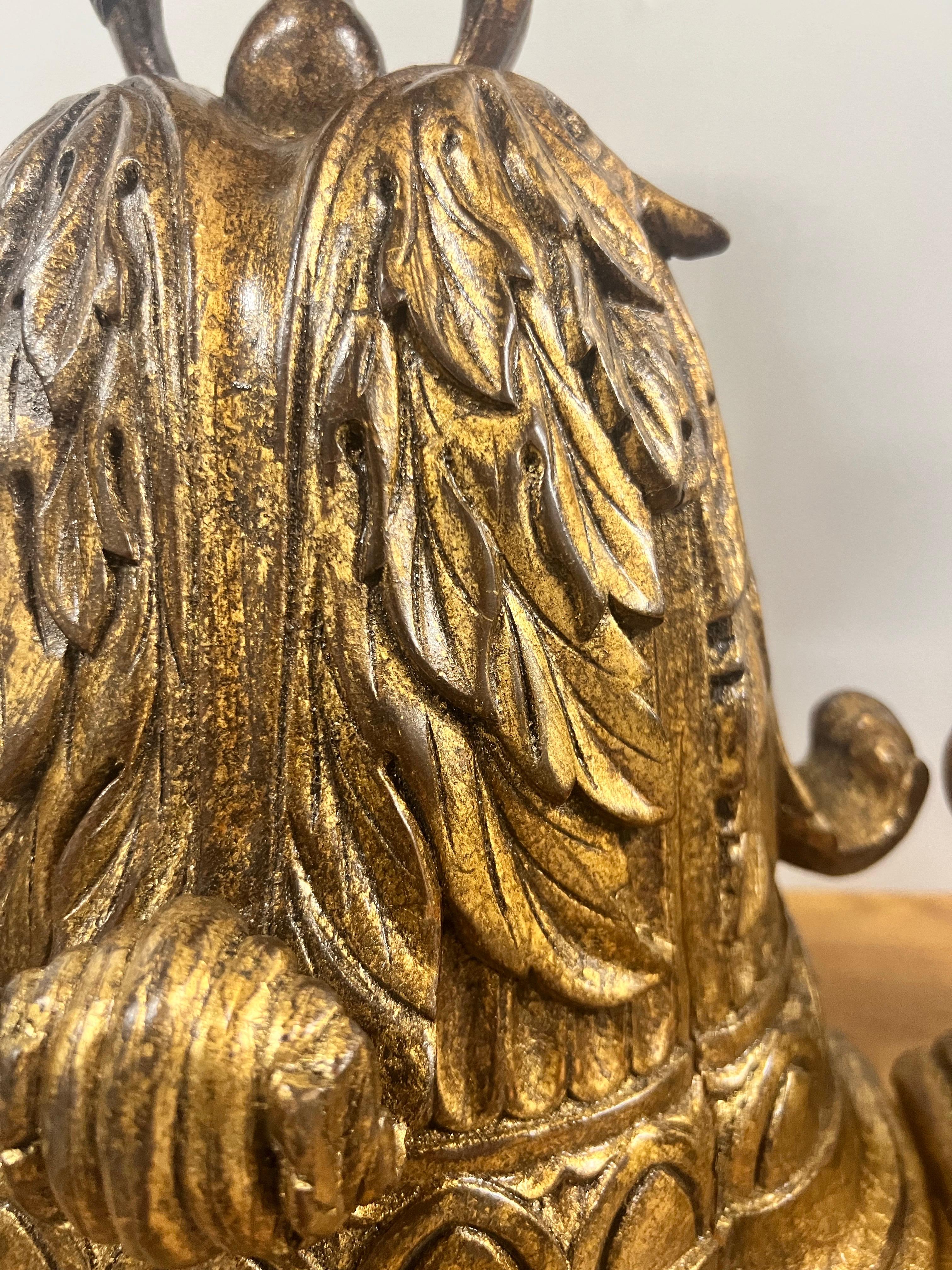 Soporte de Pared Dorado en Forma de Urna Estilo Luis XVI Francés con Motivos de Acanto, un Par en venta 2