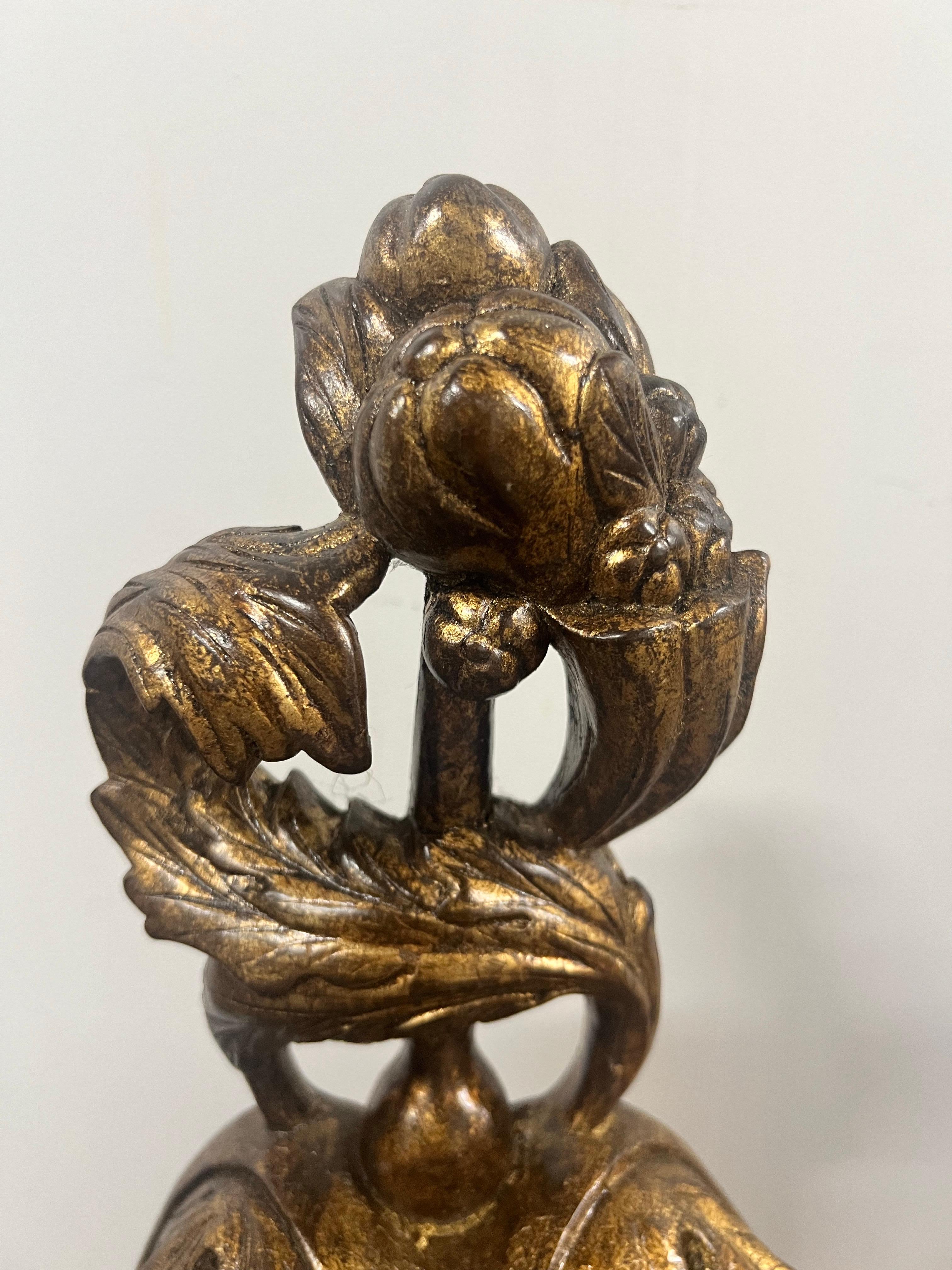 Soporte de Pared Dorado en Forma de Urna Estilo Luis XVI Francés con Motivos de Acanto, un Par en venta 3