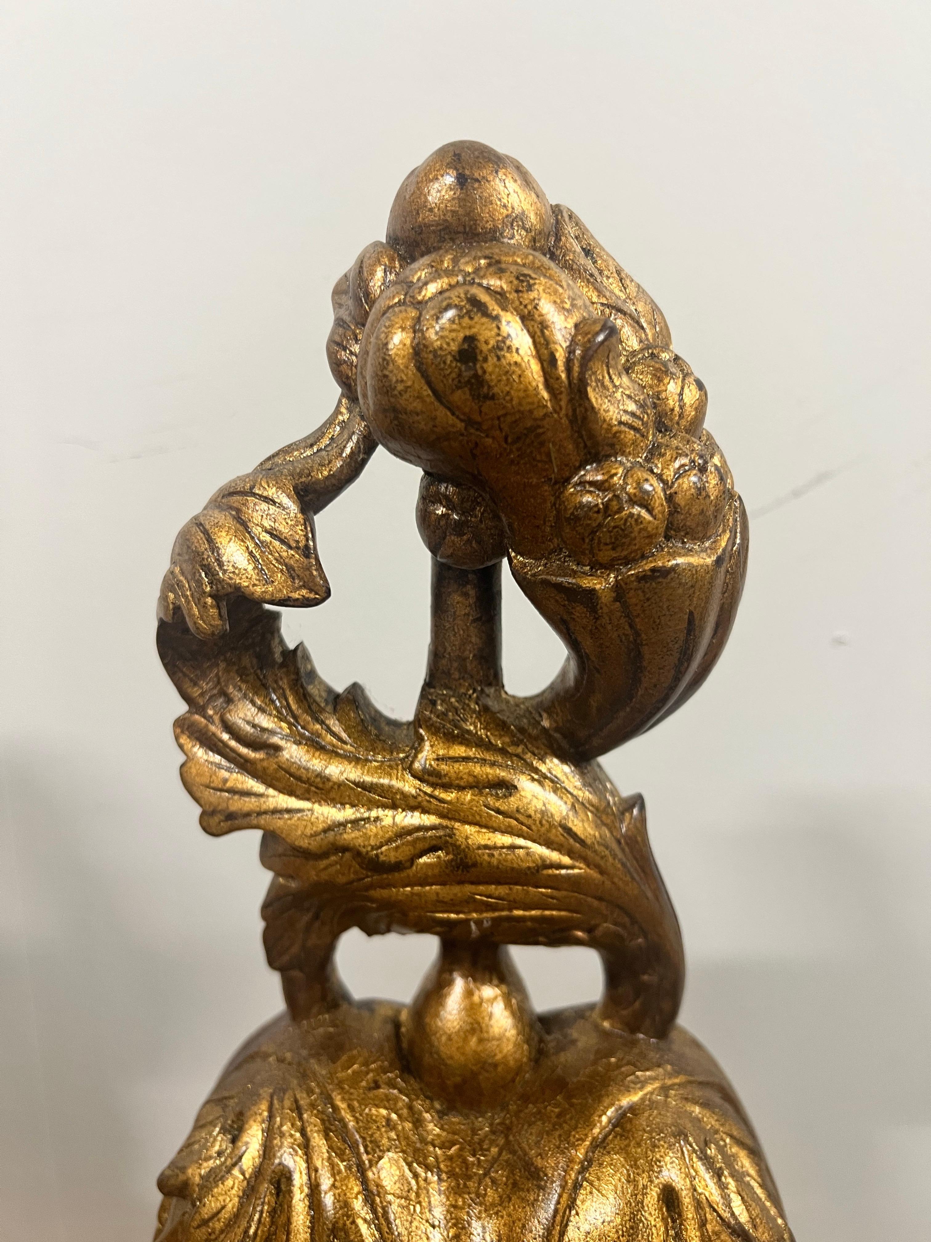 Soporte de Pared Dorado en Forma de Urna Estilo Luis XVI Francés con Motivos de Acanto, un Par en venta 4