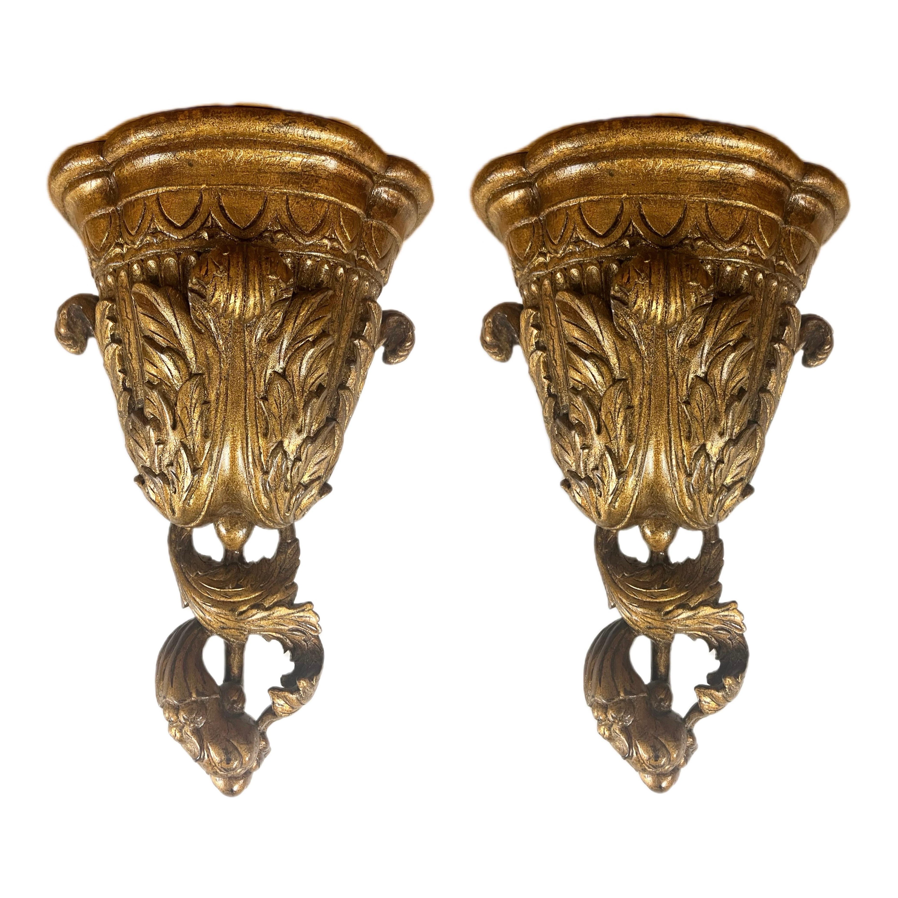 Soporte de Pared Dorado en Forma de Urna Estilo Luis XVI Francés con Motivos de Acanto, un Par en venta