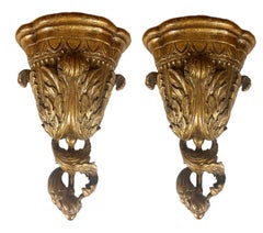 Soporte de Pared Dorado en Forma de Urna Estilo Luis XVI Francés con Motivos de Acanto, un Par