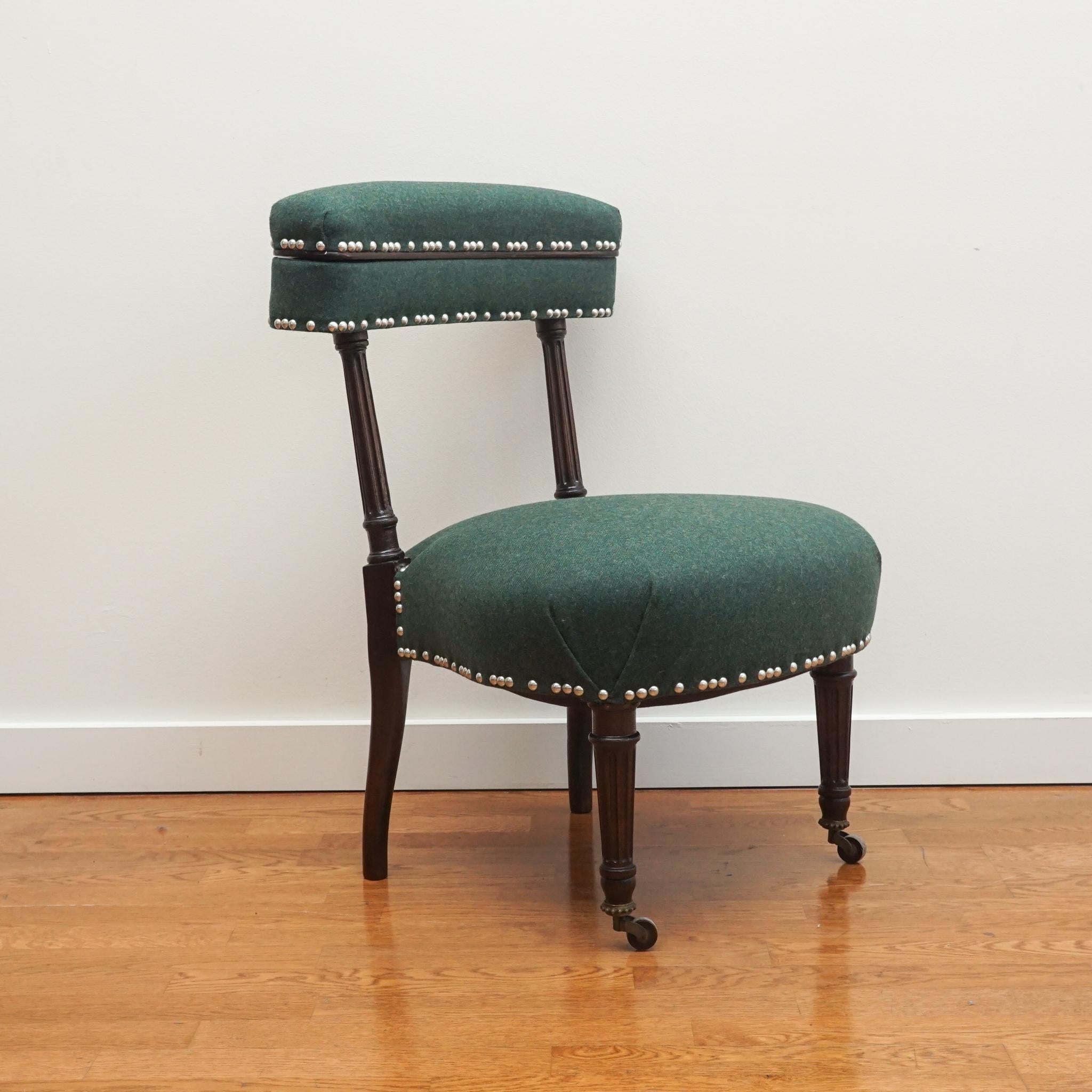 Dieser hübsche französische Dienerstuhl im Louis-XVI-Stil wurde vollständig restauriert.  Der mit dunklem Holz veredelte Stuhl ist mit einem grünen Coraggio-Stoff aus venezianischer Wolle/Nylon-Mischung gepolstert und mit einem Nagelkopf aus
