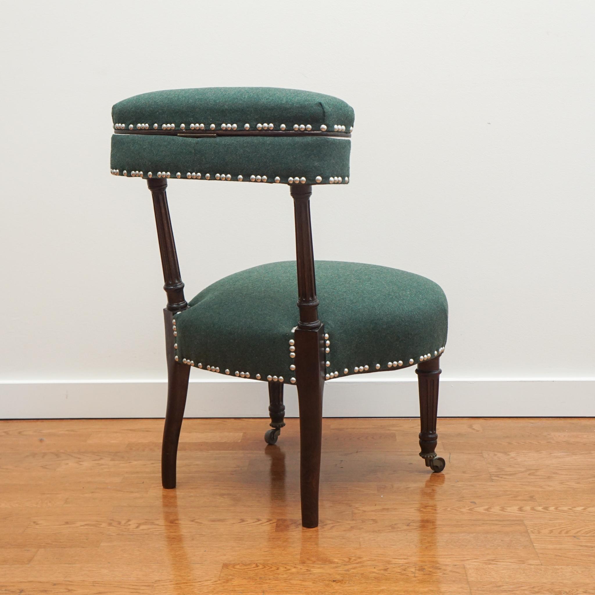 Machine-Made French Louis XVI-Style Valet Chair For Sale