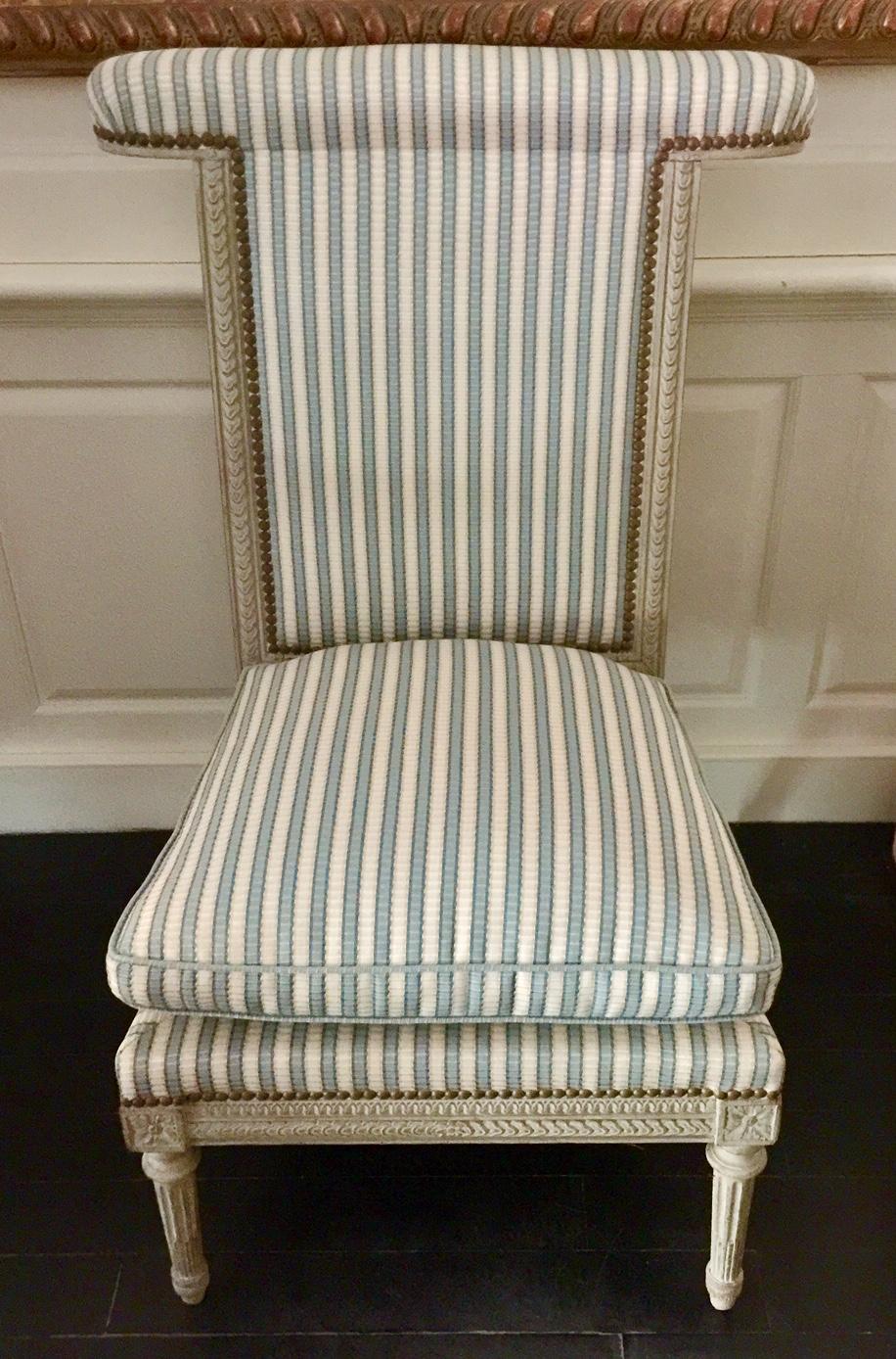 Rare and beautiful French Louis XVI style Voyelle (or Ponteuse) chair, 19th century, from a private collection of the French Riviera.
These chairs were used by gentlemen to sit astride and watch others playing cards and a variety of parlour games,