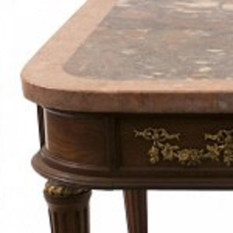 Table basse carrée de style Louis XVI (19/20e siècle) en noyer avec tablier et traverse garnis de bronze et plateau en marbre rose moucheté.
