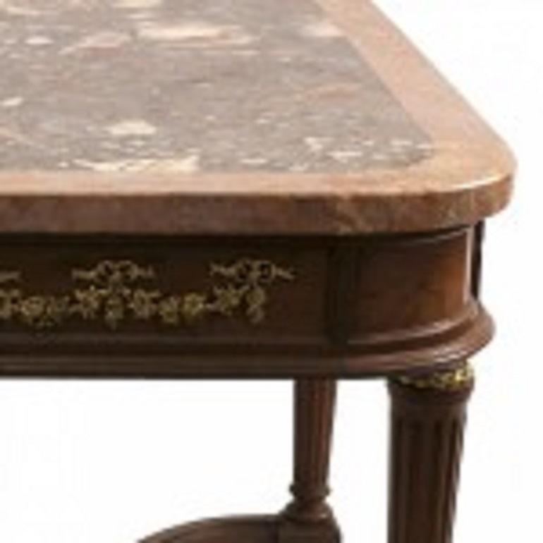 Français Table basse française de style Louis XVI en noyer et marbre rose en vente