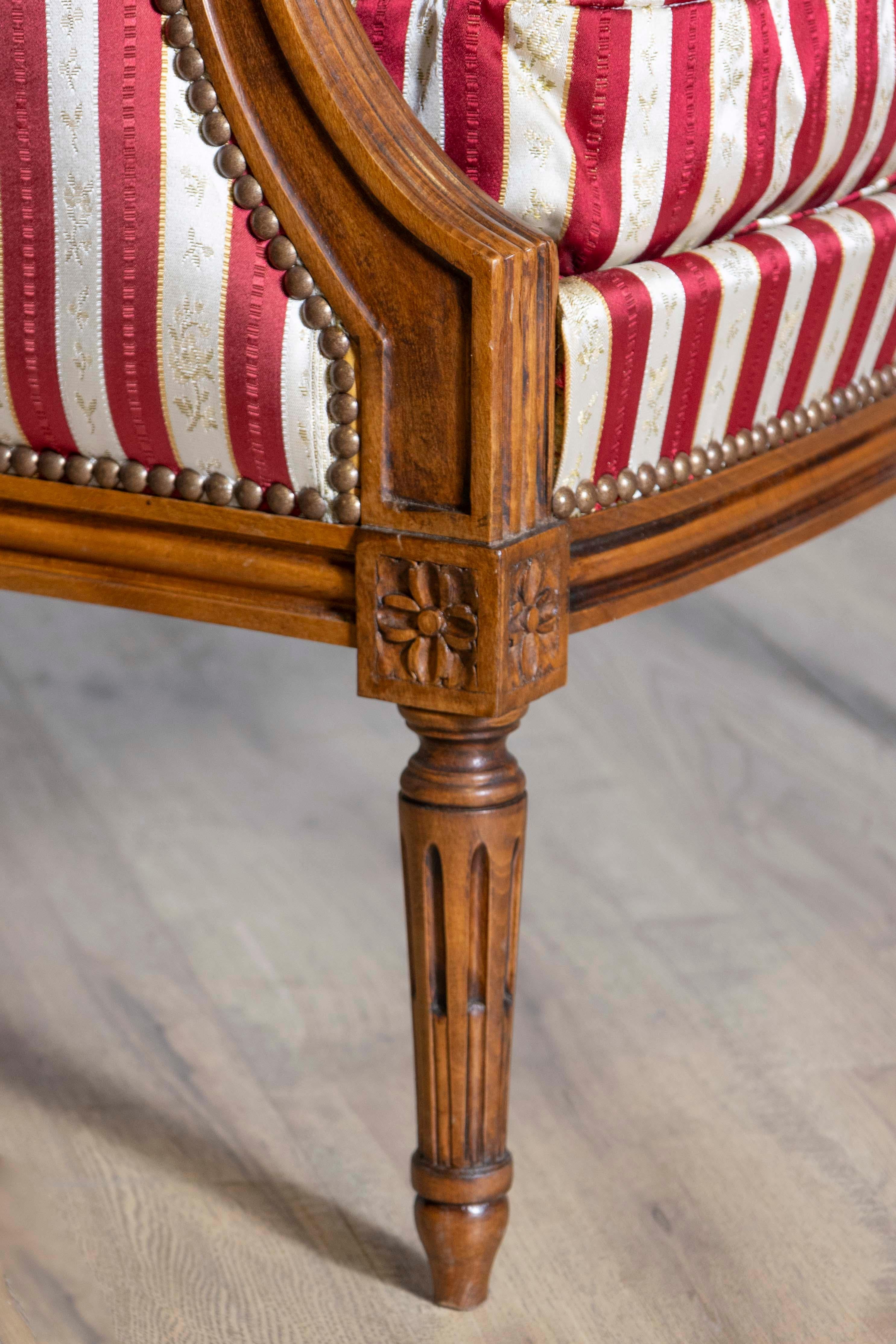 French Louis XVI Style Walnut Bergères à Oreilles with Fluted Legs, a Pair For Sale 4